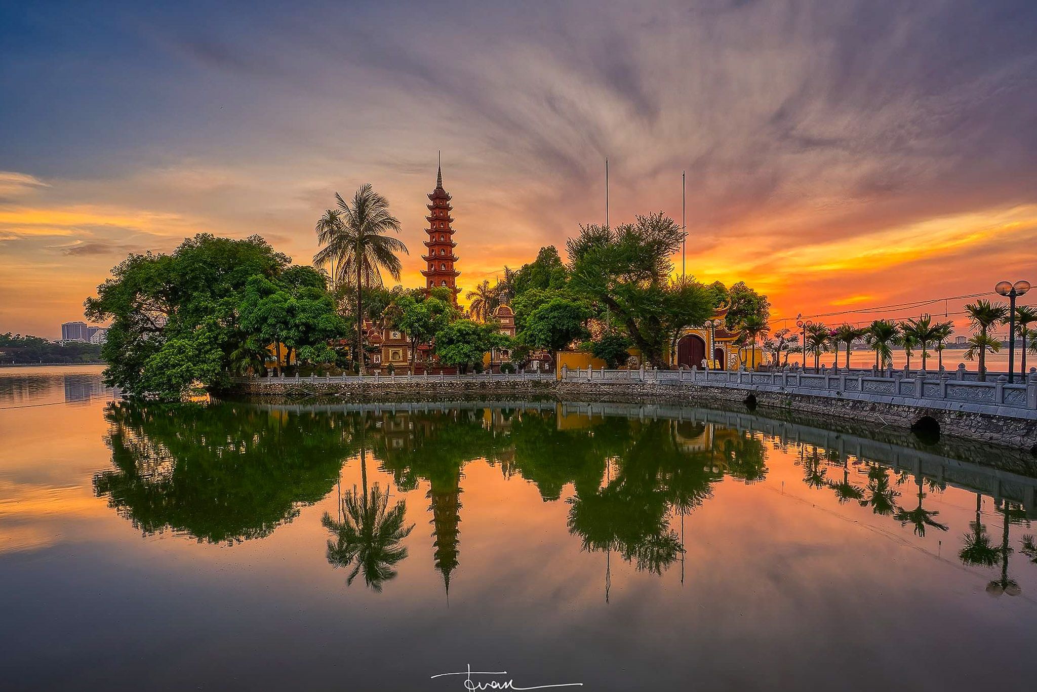 VN Travel Guide