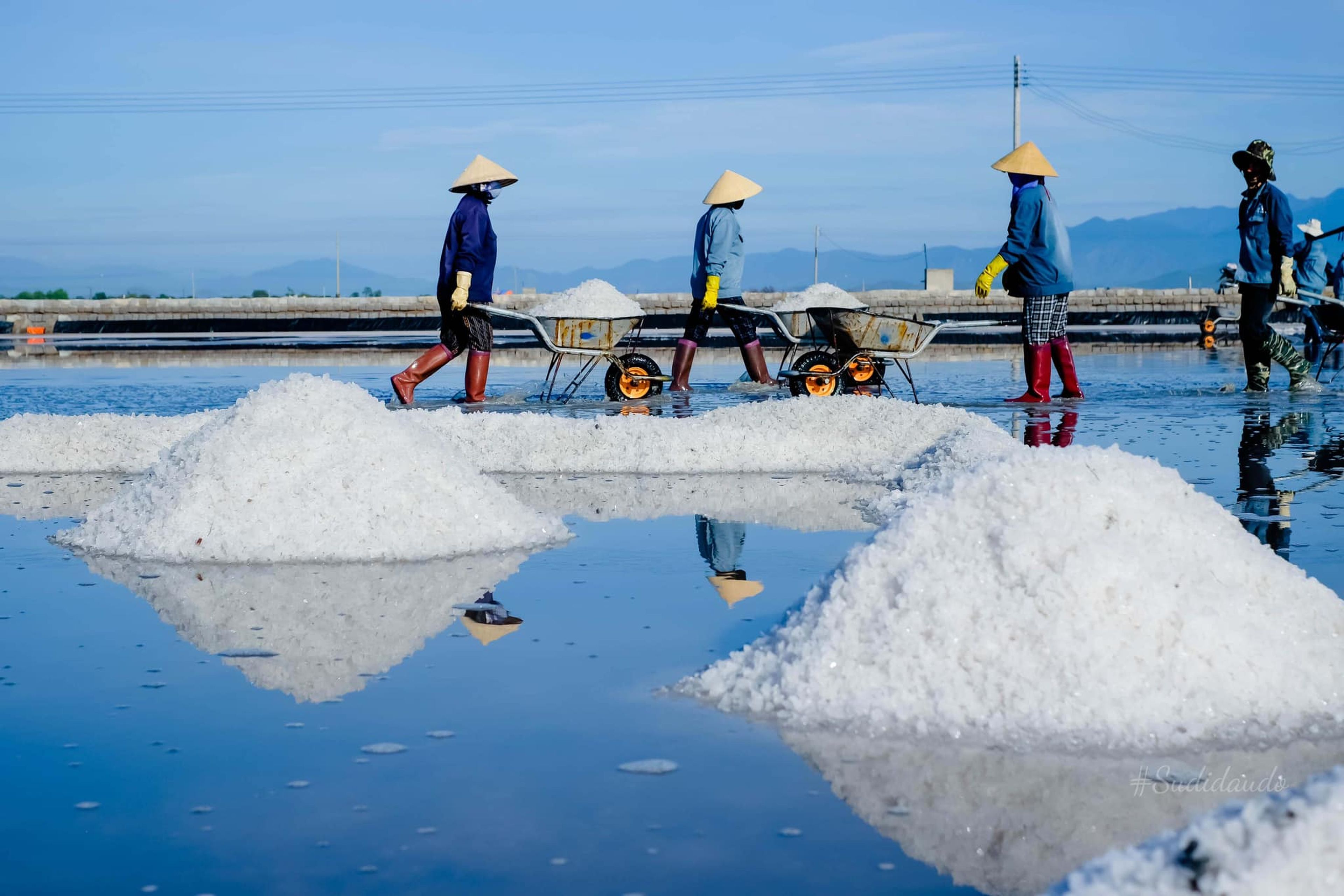 Ninh Diêm - Cánh Đồng Tuyết Mặn Hòn Khói - Hình 3