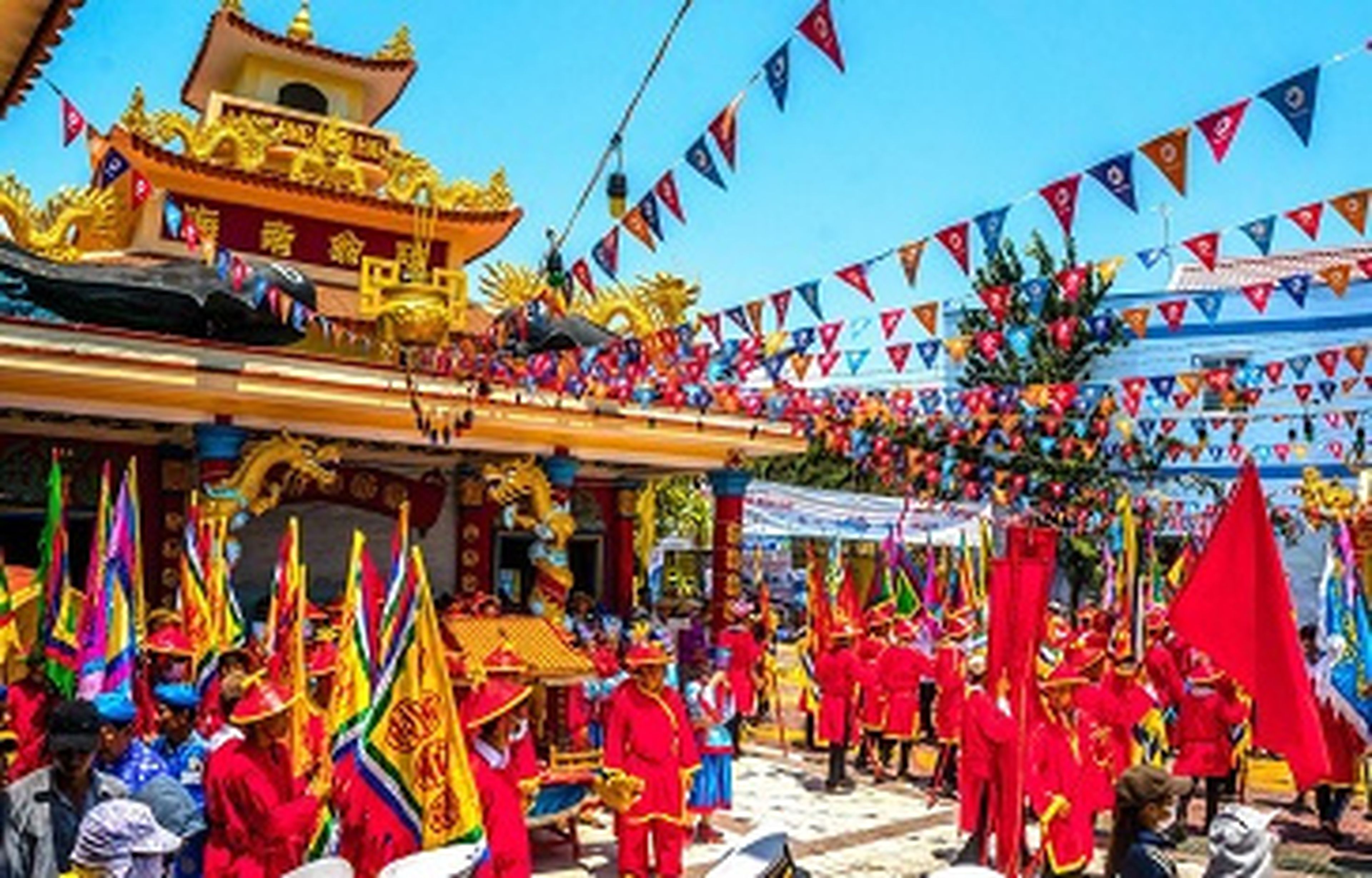 Khám phá lăng Ông Hòn Rớ bên cảng cá sầm uất nhất Nha Trang - Hình 1