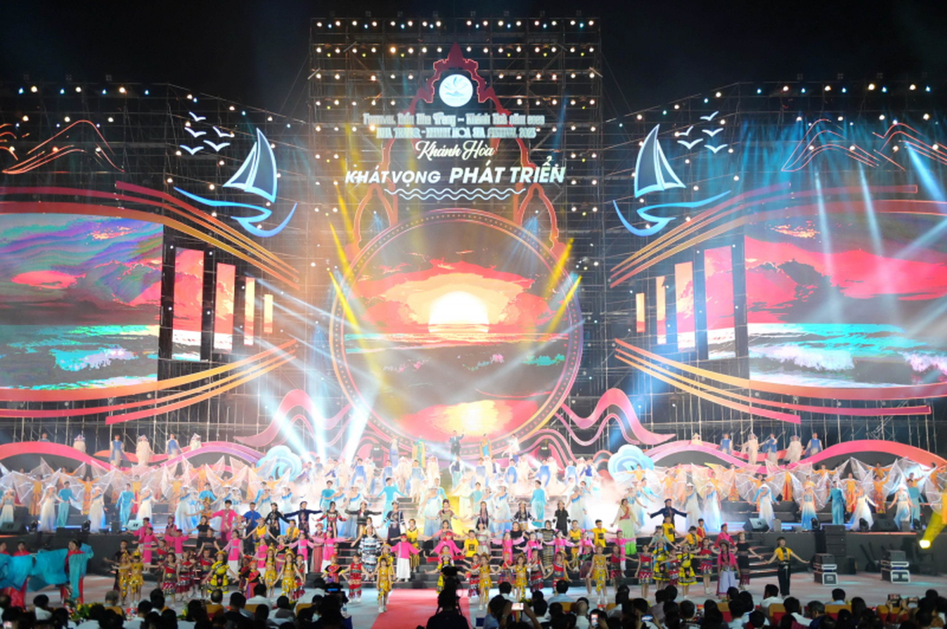 2026년 칸호아 해변 축제(Festival Biển Khánh Hòa), '바다의 색채 - 세계로 뻗어나가다'를 주제로 국가 규모로 개최 - Hình 1