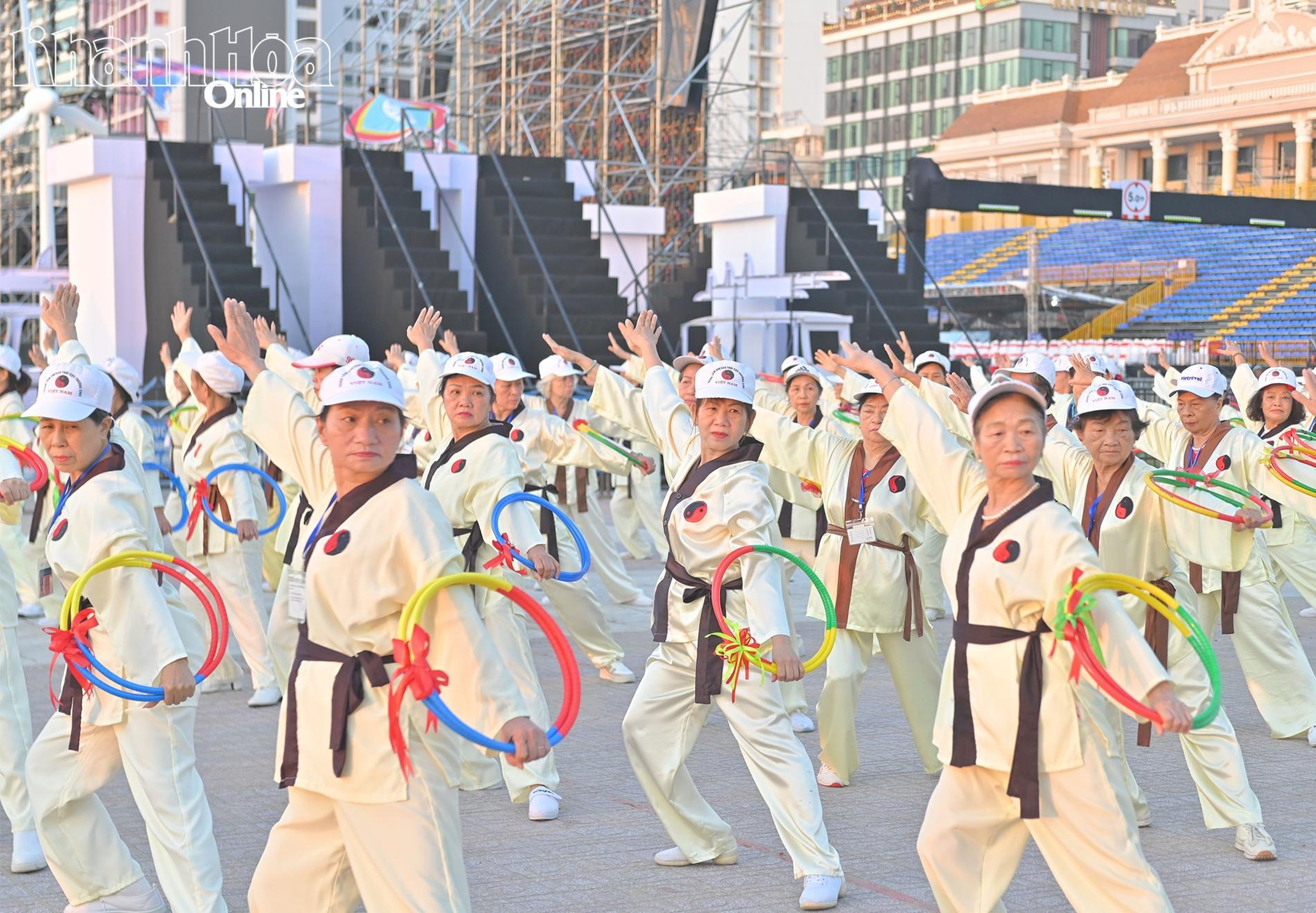 Nearly 200 people performed Tai Chi exercises in response to the Sea Festival. - Hình 1