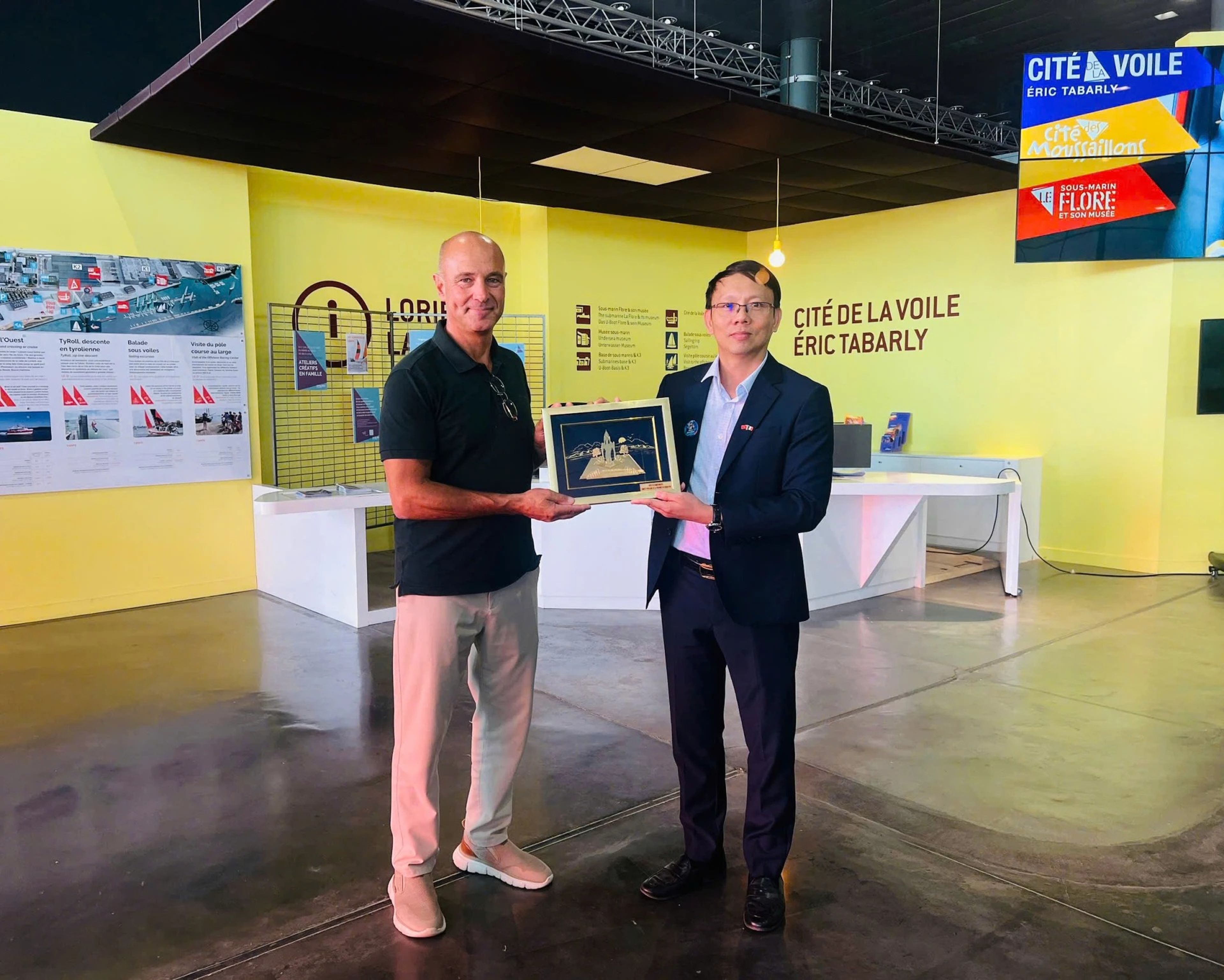 The delegation from Khanh Hoa province is learning about the model of marine economic development, tourism, and marine sports in the city of Lorient (France). - Hình 1