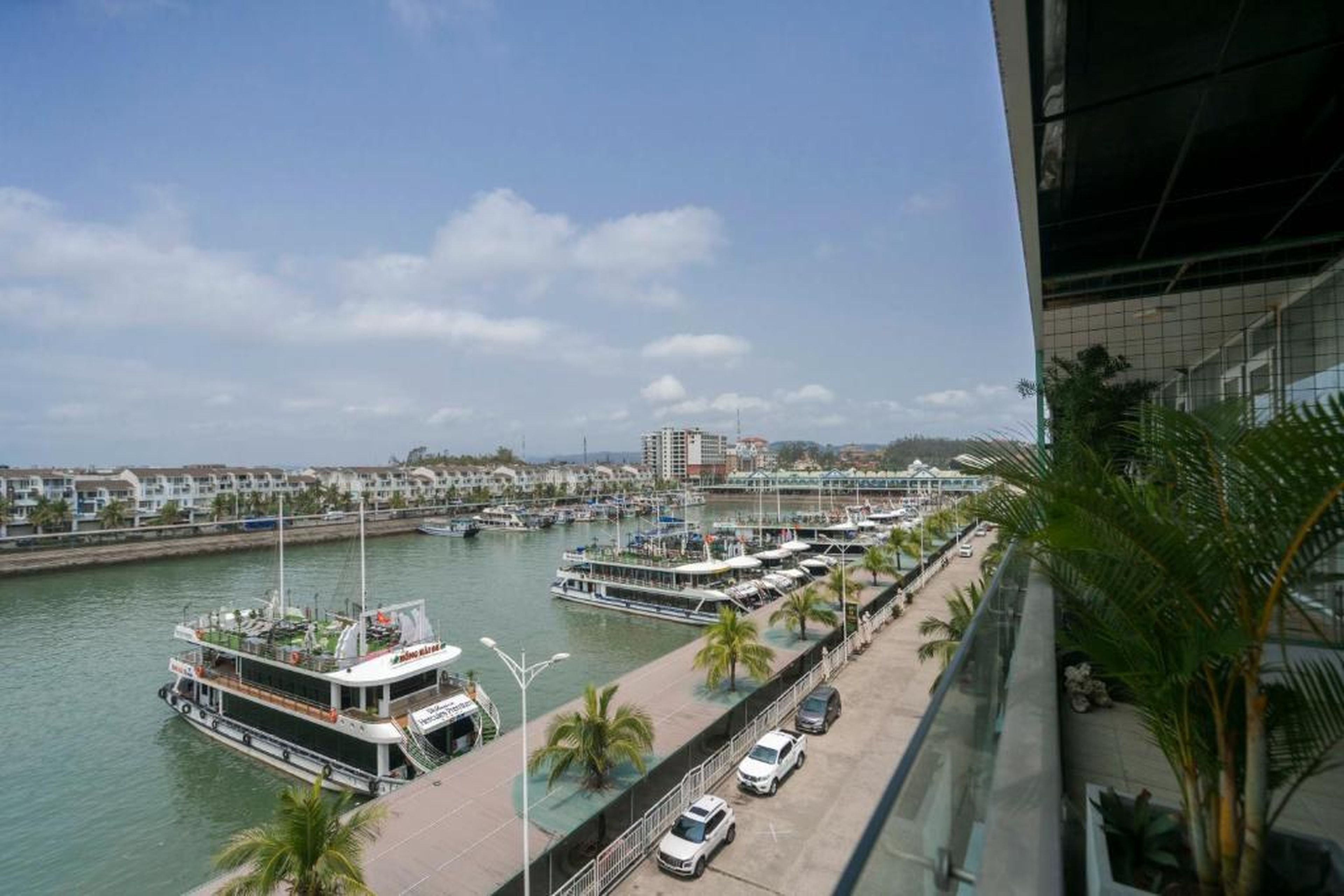 COCO Tuan Chau Hotel - Hình 32