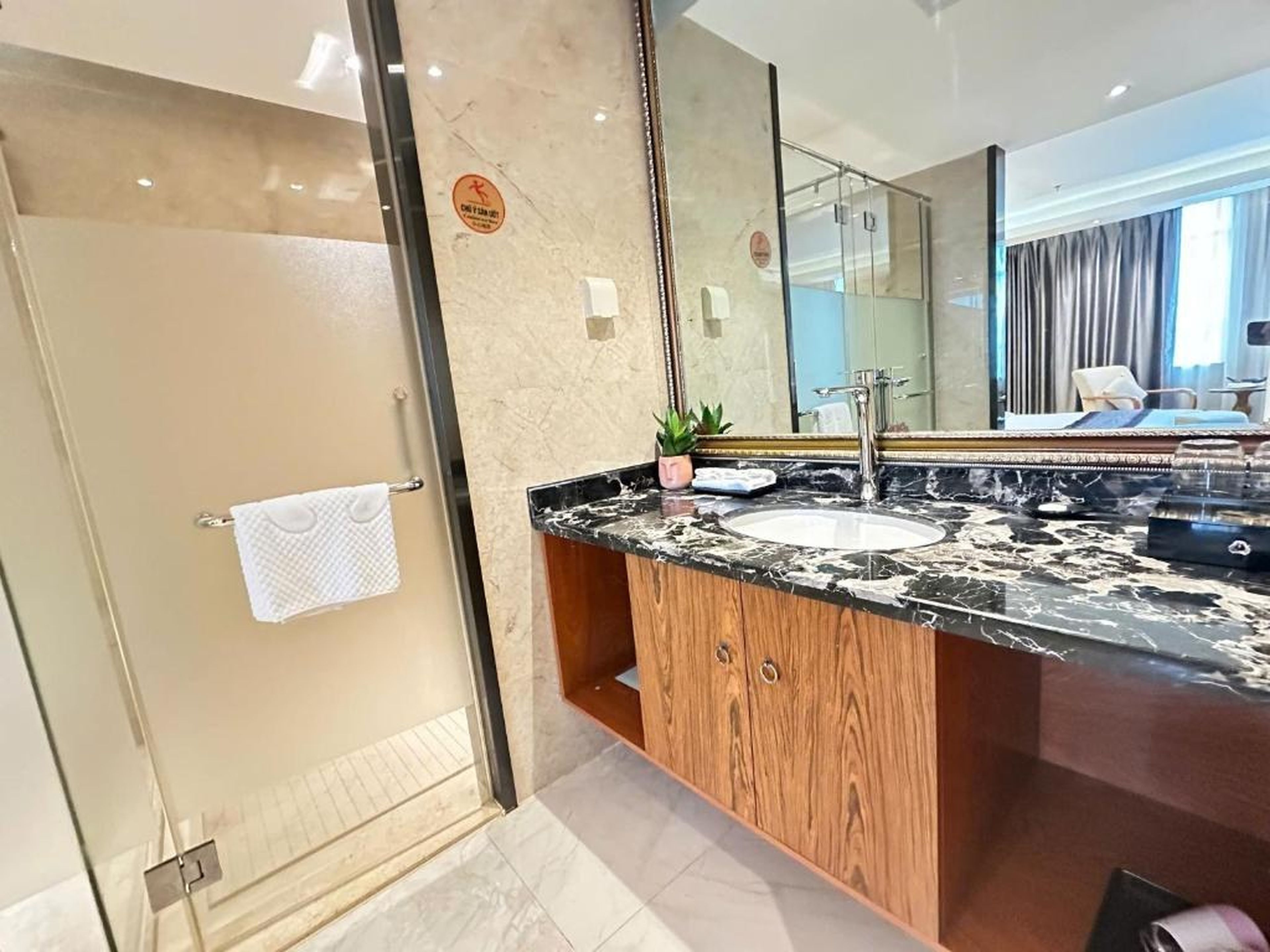 Hồng Vận Grand Hotel Móng cái - Hình 16