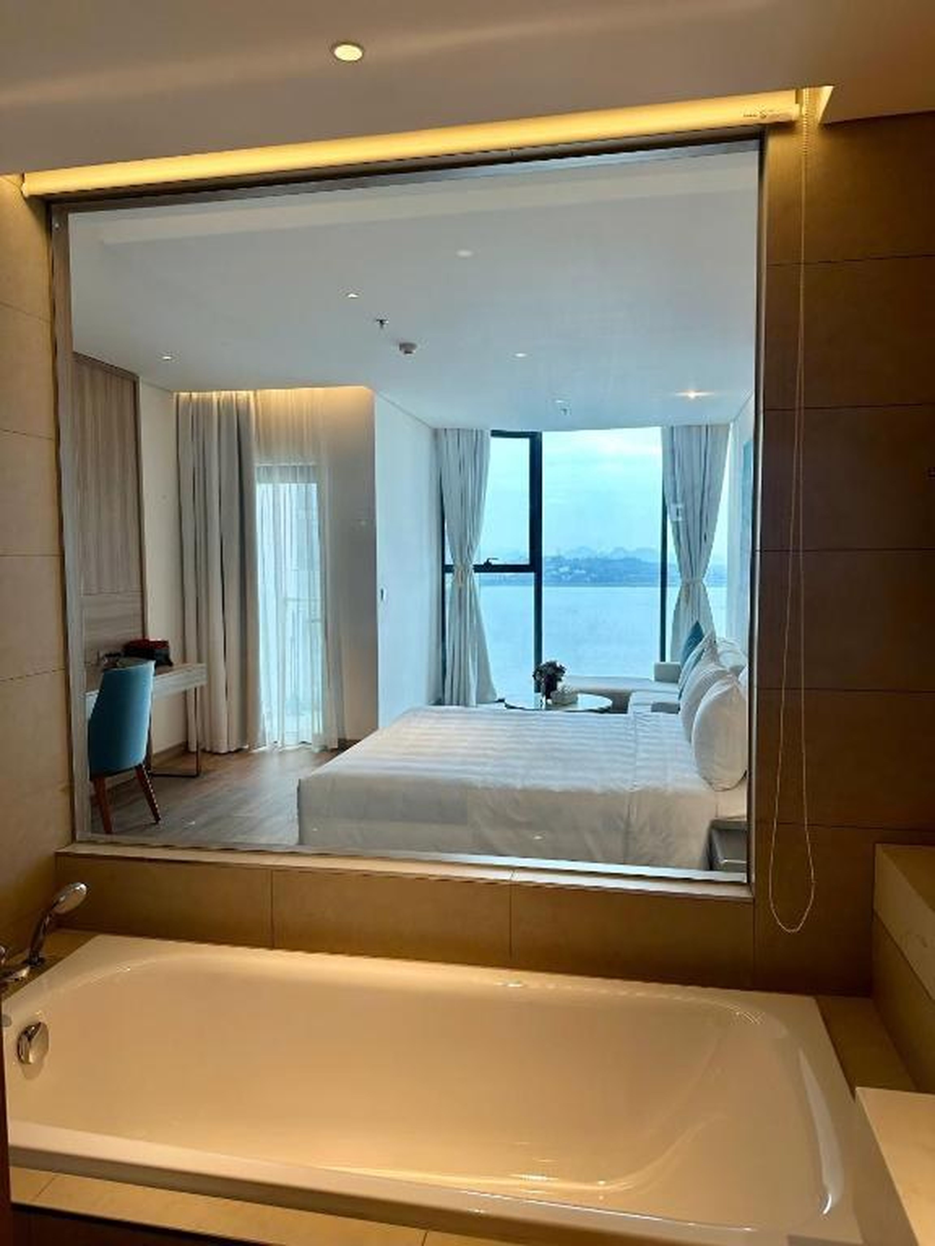A La Carte Ha Long Bay Seaside Apartments - Hình 31