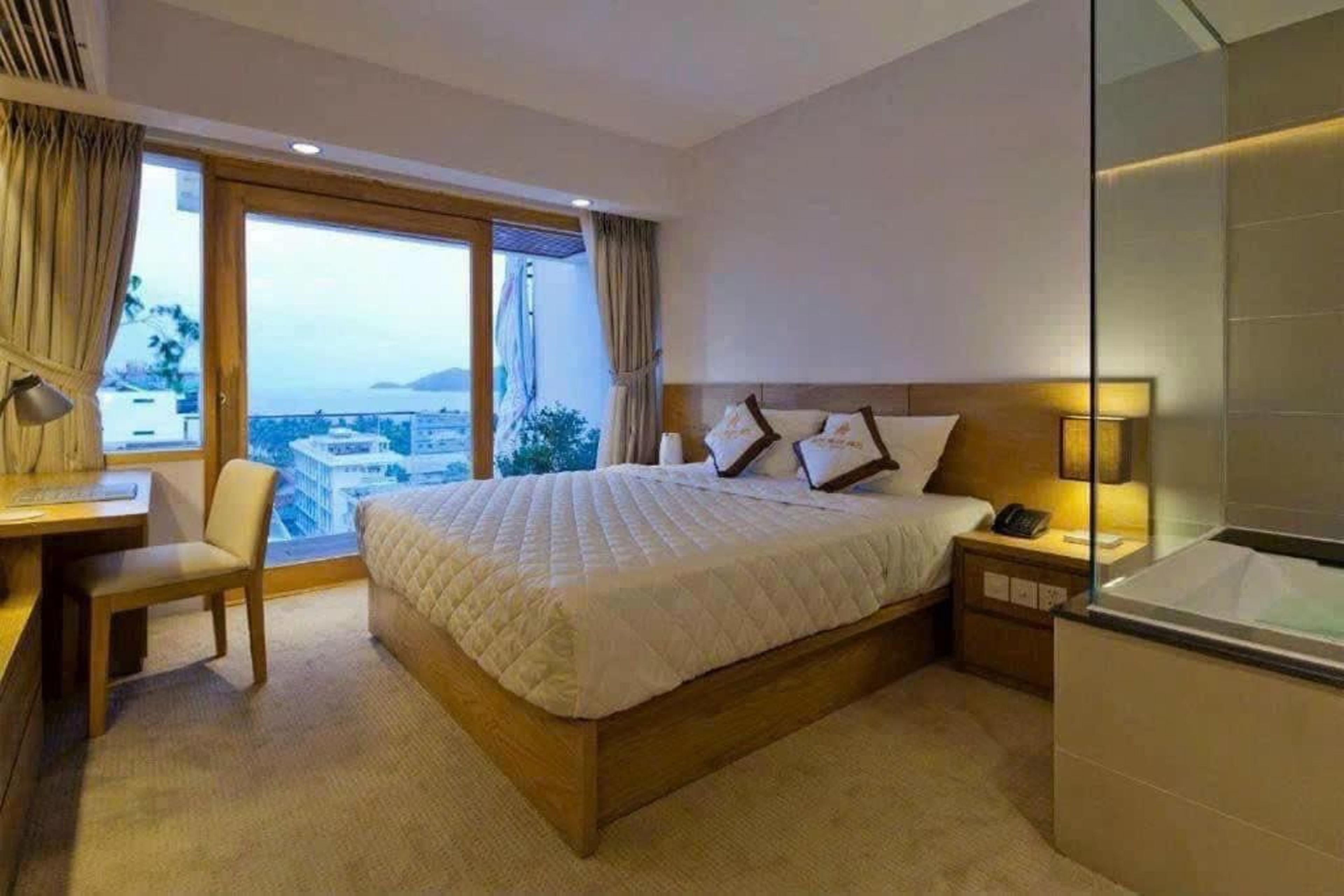 Lucasta Hotel Ha Long - Hình 35