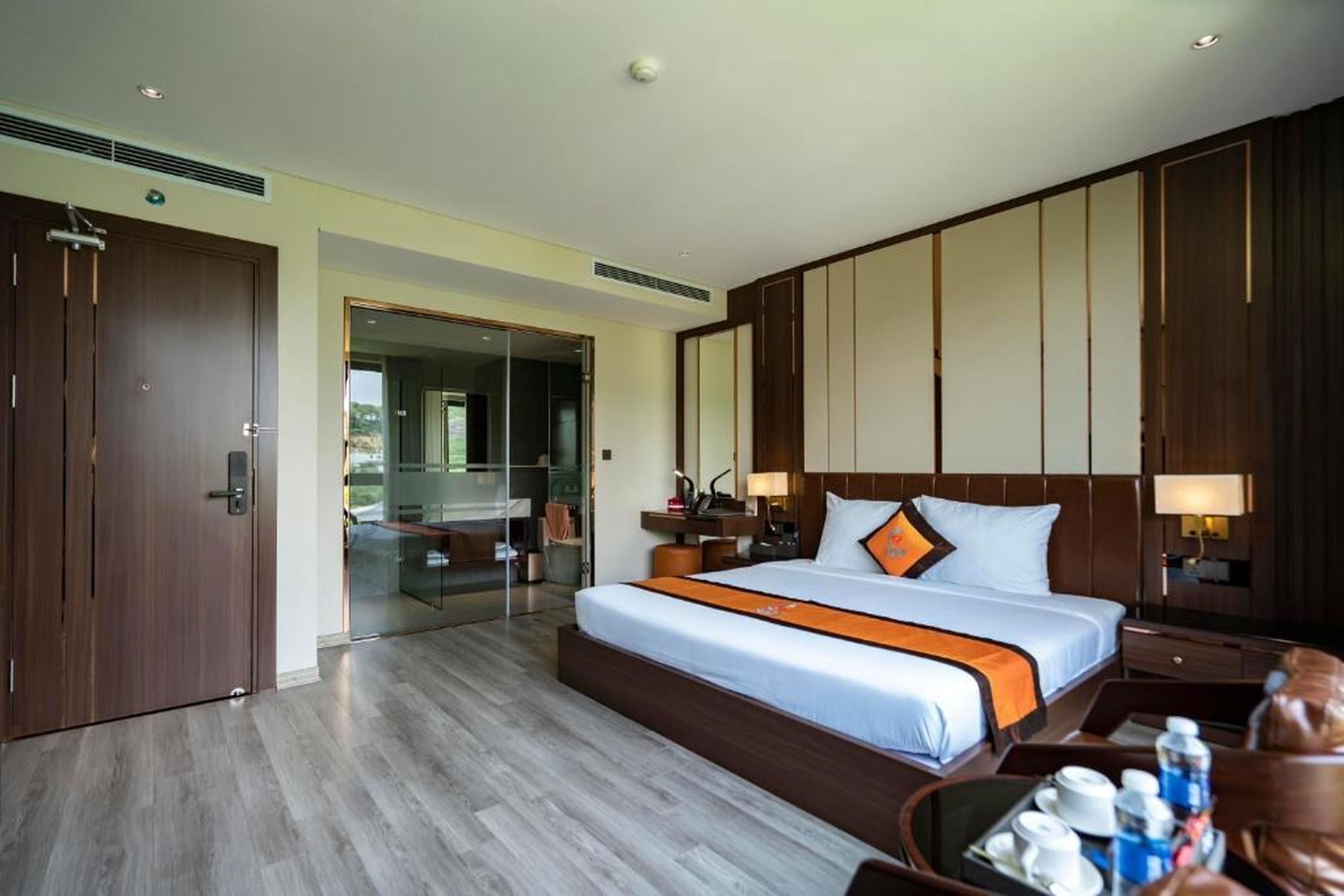 Ruby Hotel Van Don - Hình 39