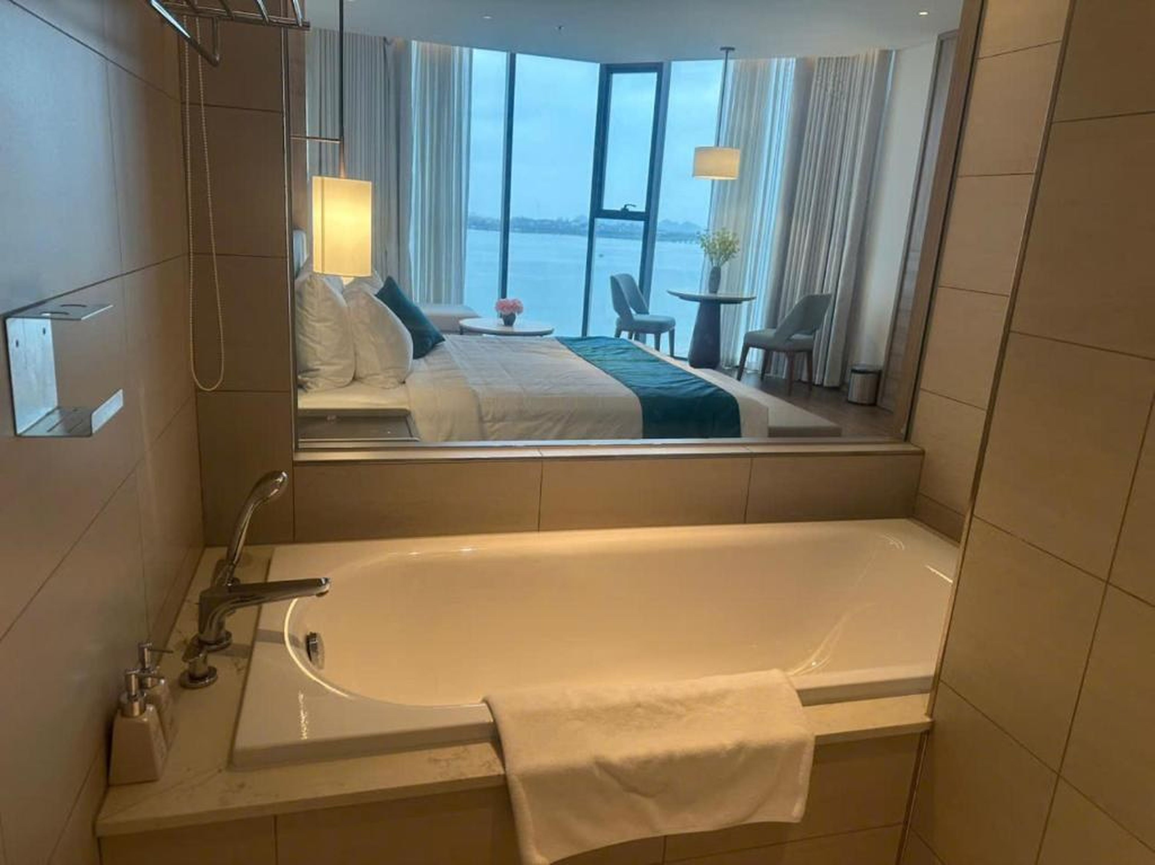 A La Carte Ha Long Bay - Sea View Apartment - Hình 13