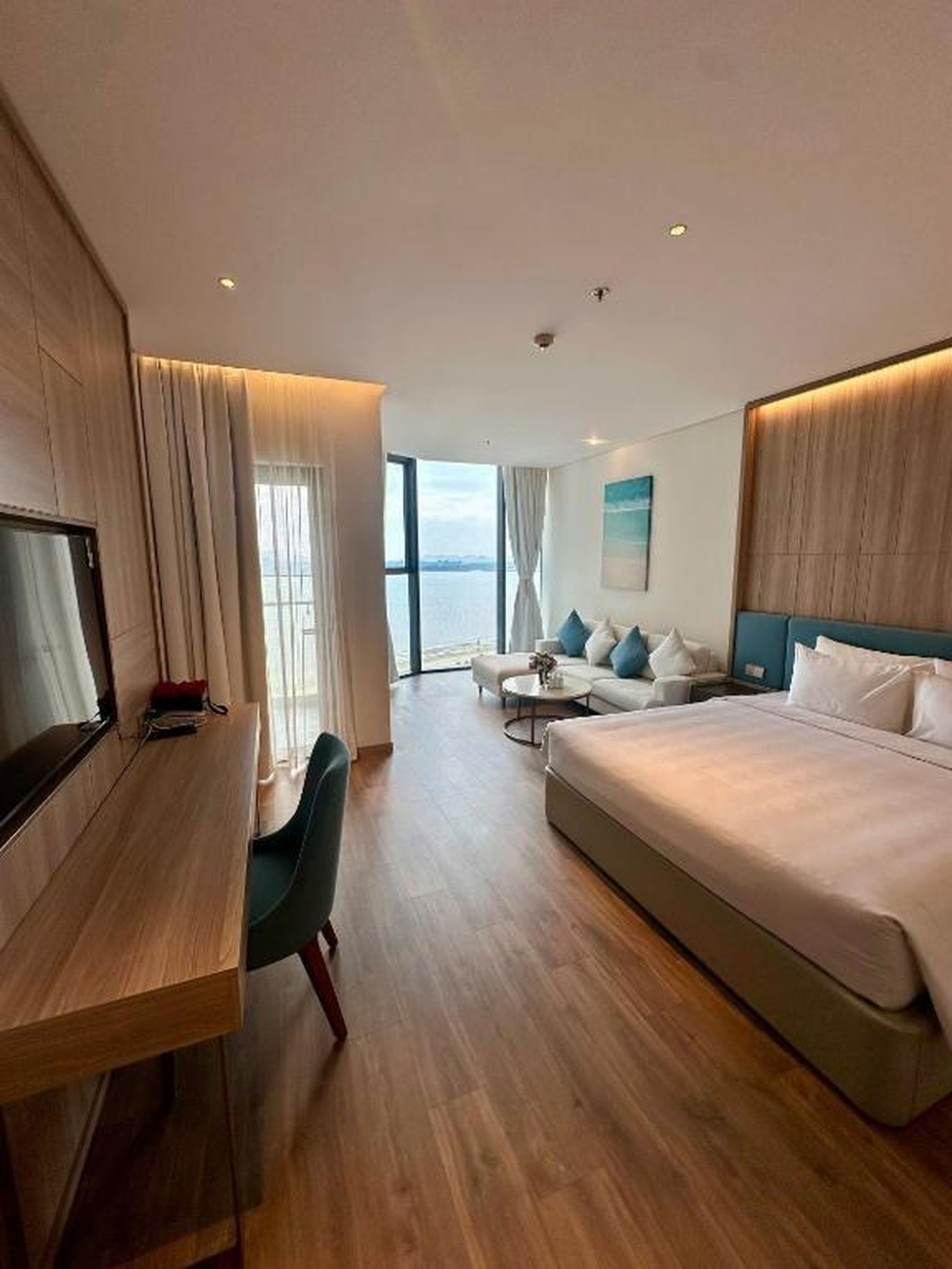 A La Carte Ha Long Bay Seaside Apartments - Hình 34