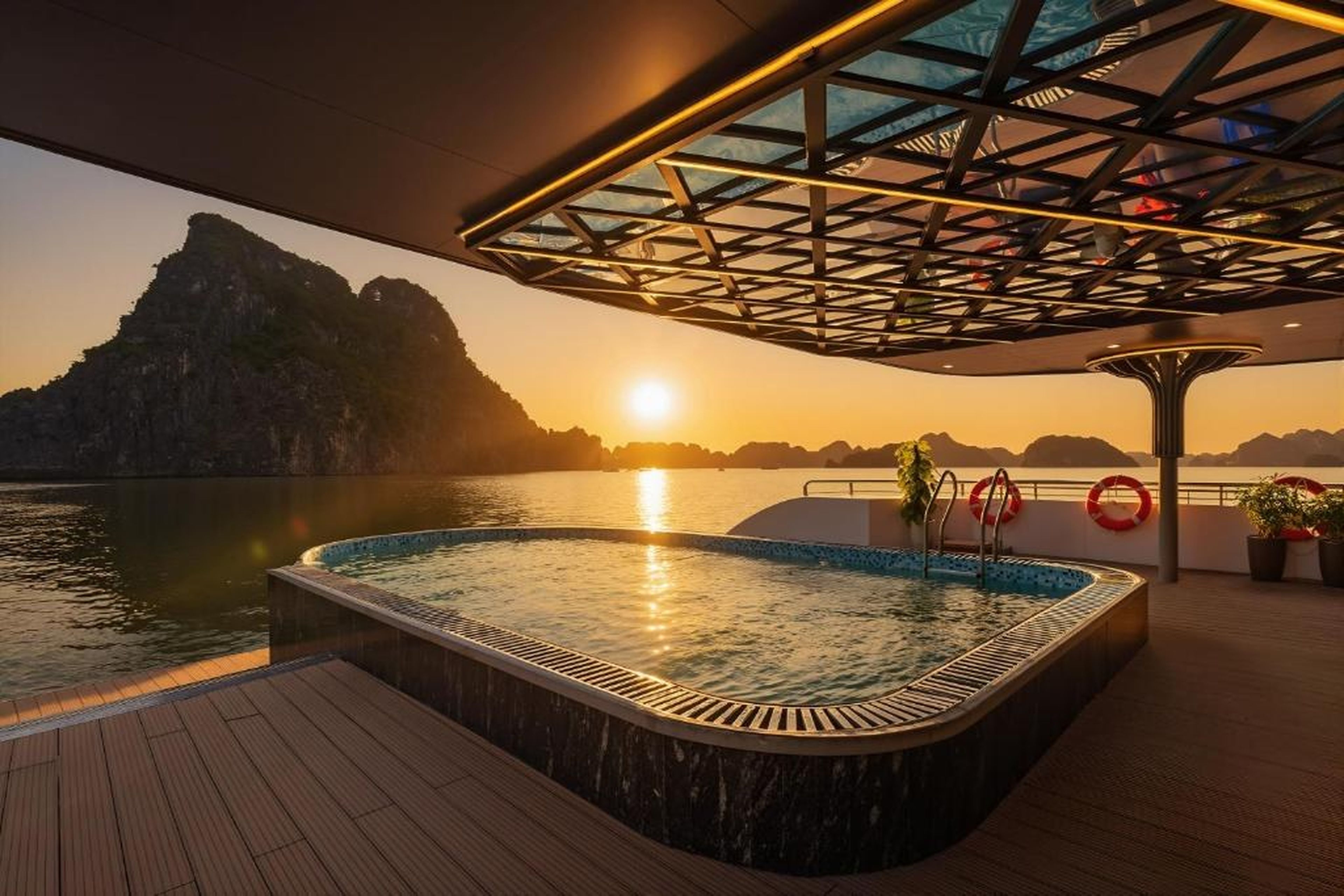 Aqua Luxury Cruise by AHG - Hình 4