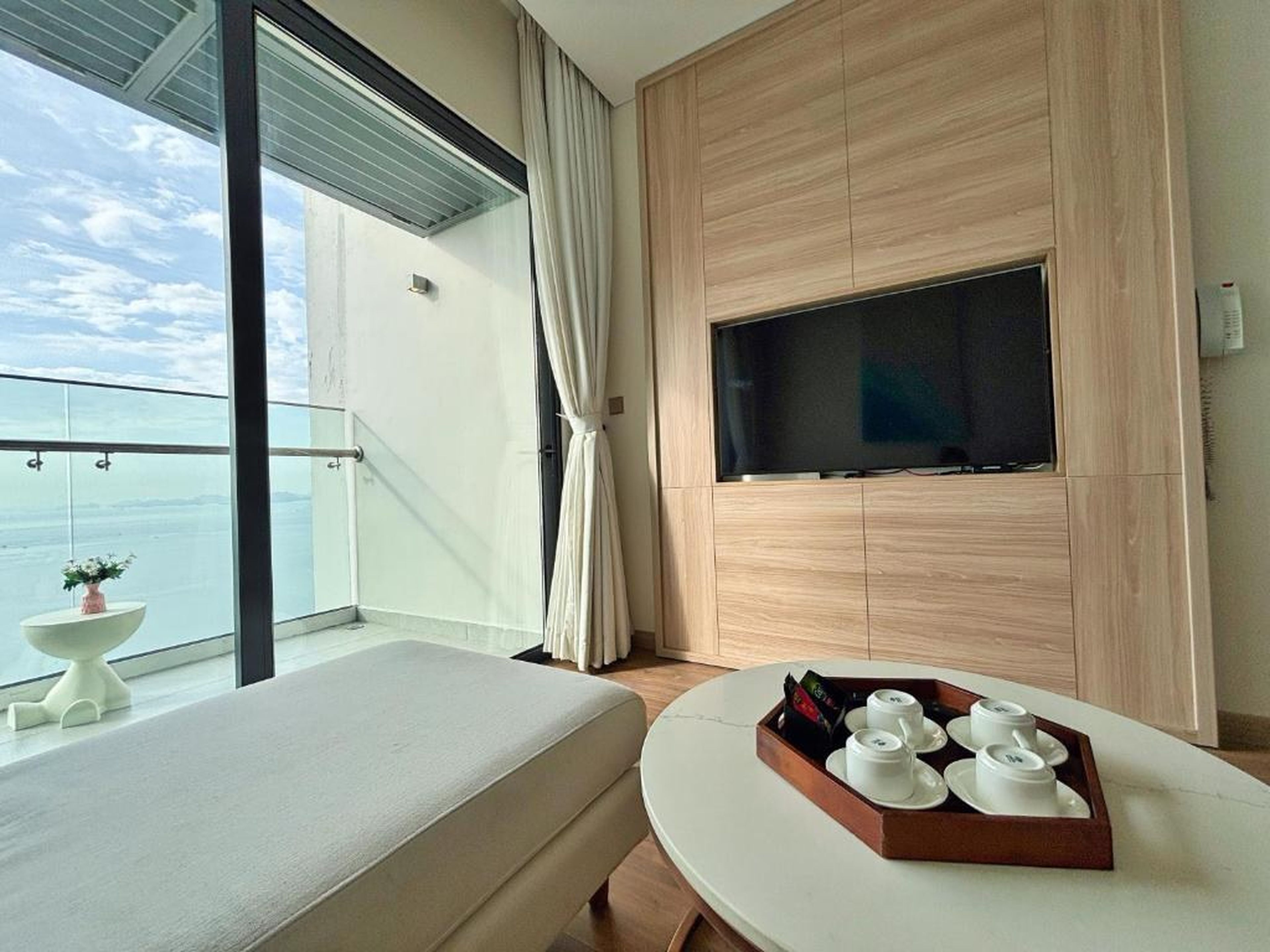 A La Carte Ha Long Oceanview Panoramic 2BR2WC 75m2 Suite with balcony - Hình 26