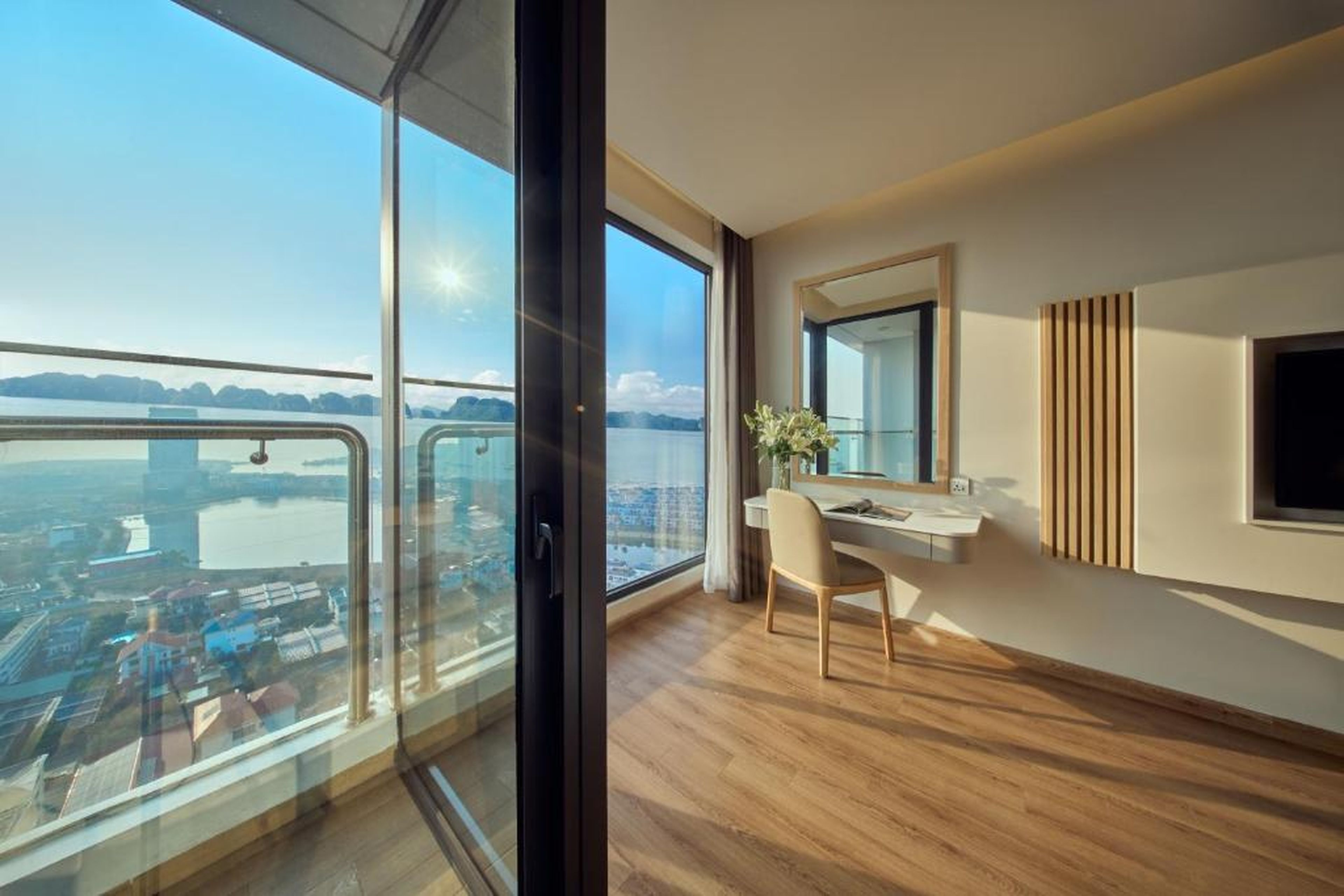 DeLaSea Ha Long Hotel - Modern Bayview Escape - Hình 8