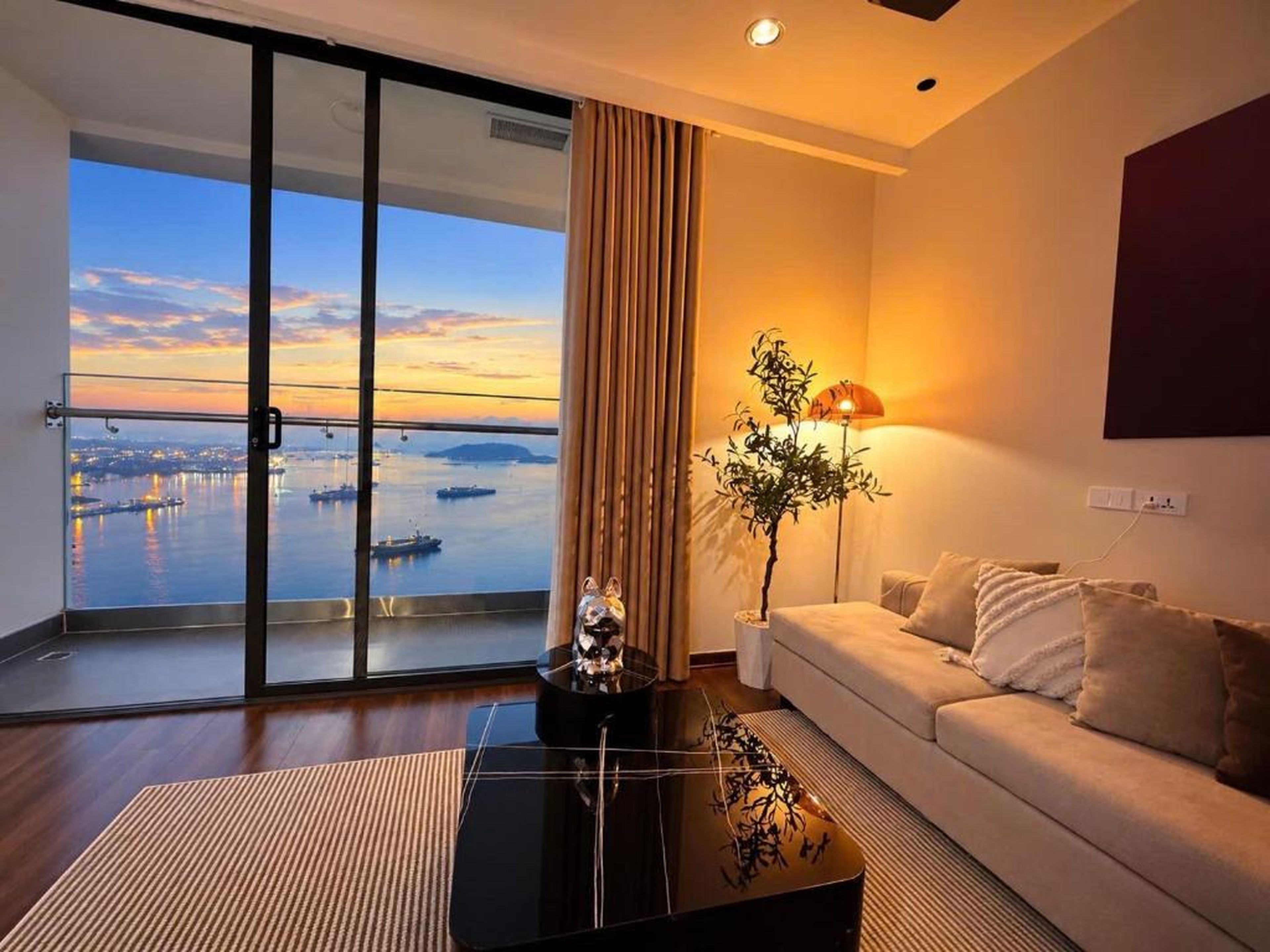 Apartment on 20th & 31st floor, Bai Chay Bridge & Ha Long Bay view - Hình 8