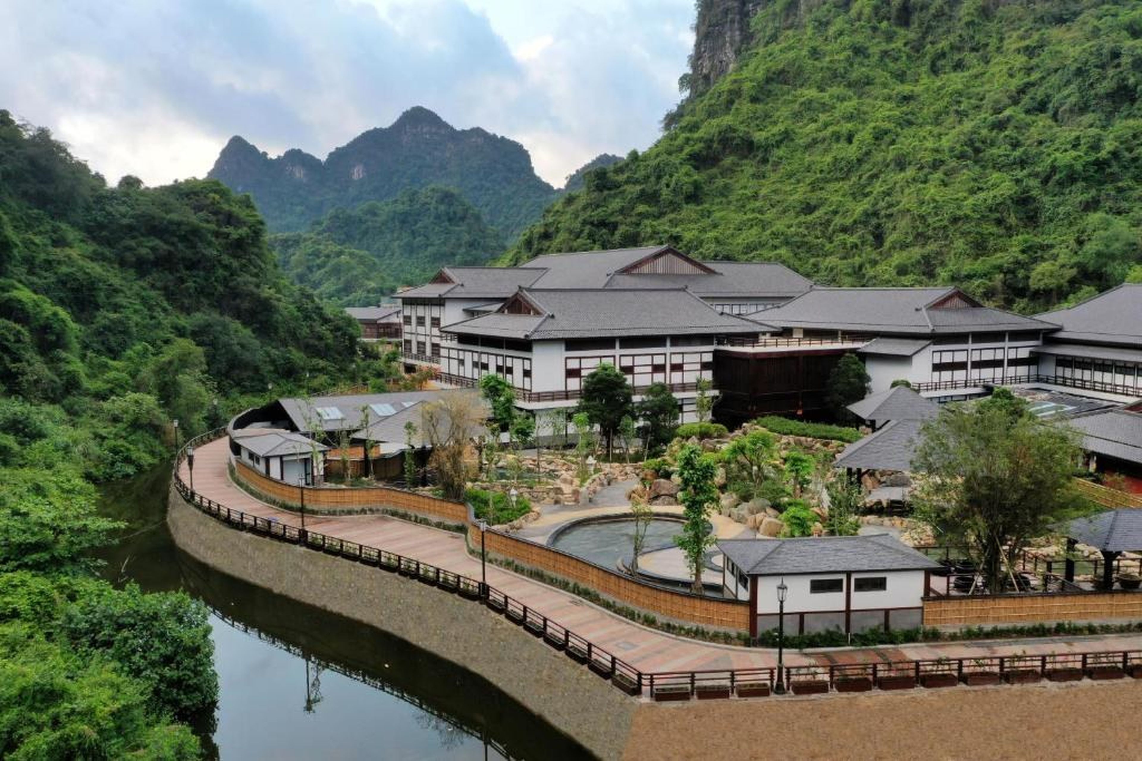 Hilton Quang Hanh Onsen Resort - Hình 4