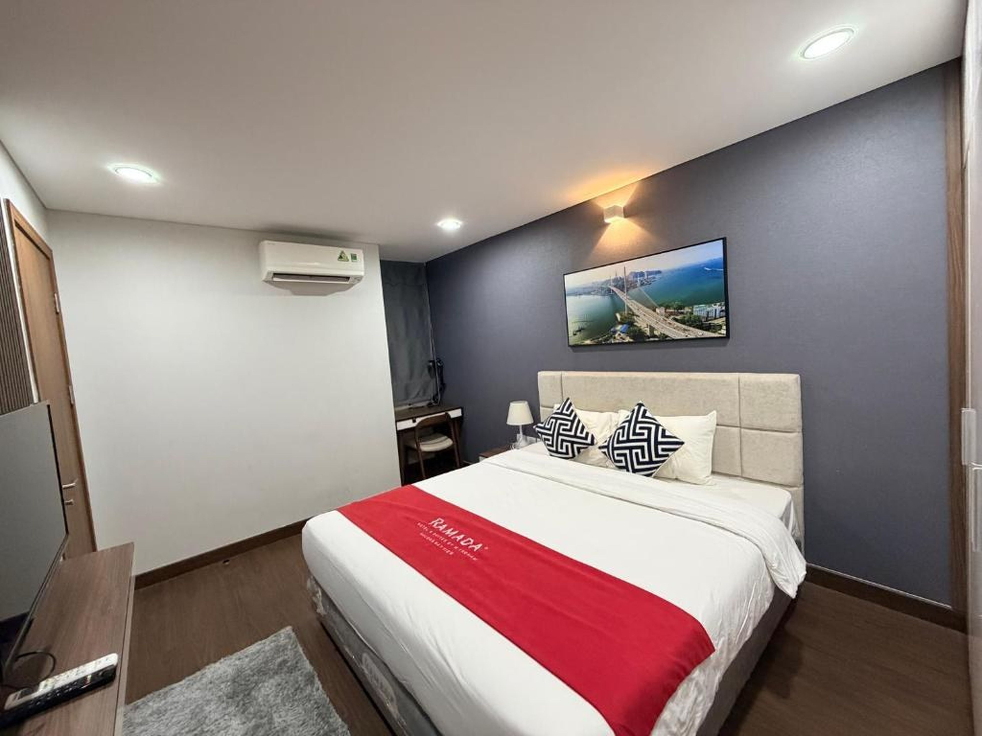 Ha Long 2BR Apartment - Spacious & Modern - Near Center - Hình 27