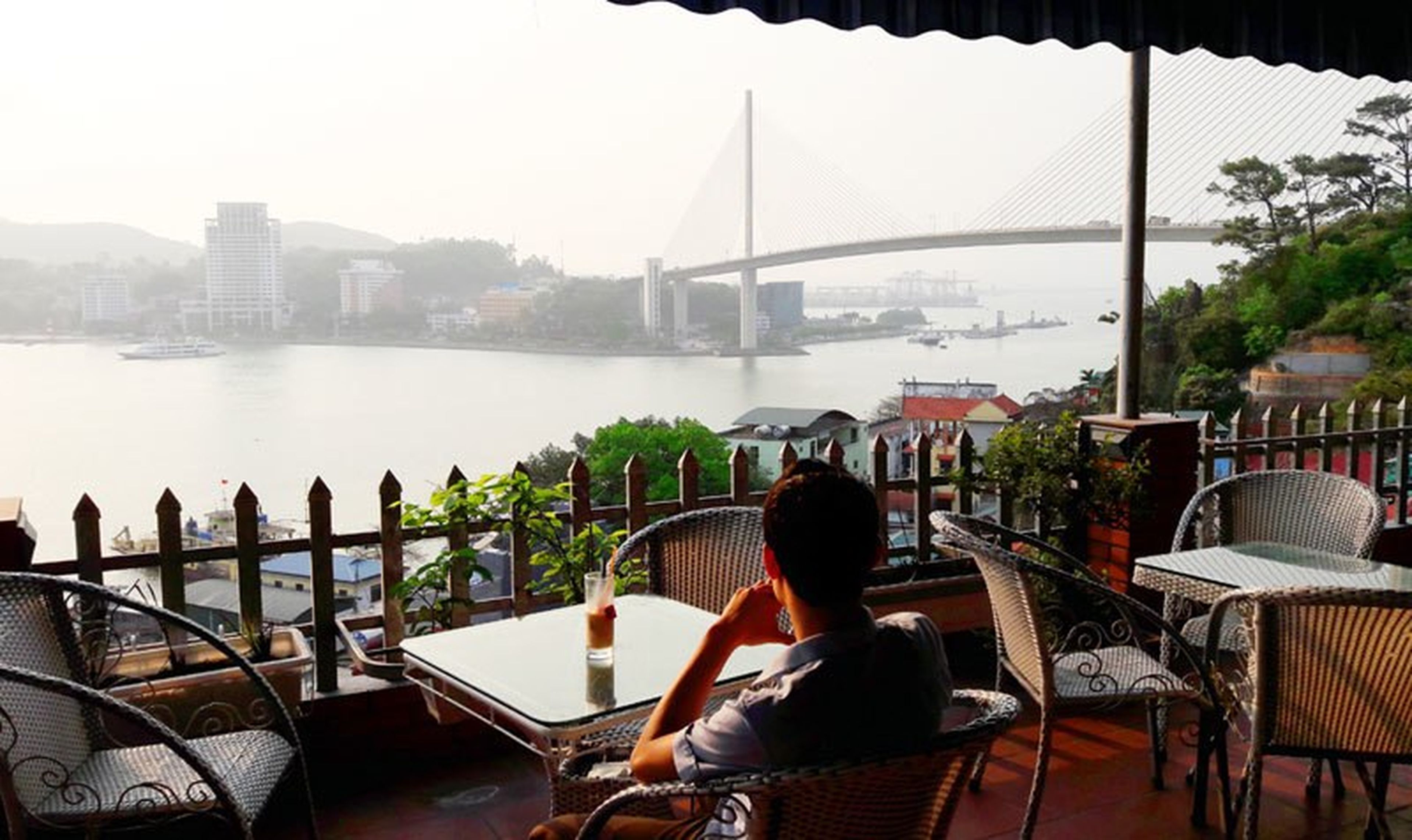 Điểm danh các quán cà phê view đẹp Hạ Long cho hội đam mê sống ảo - Hình 2