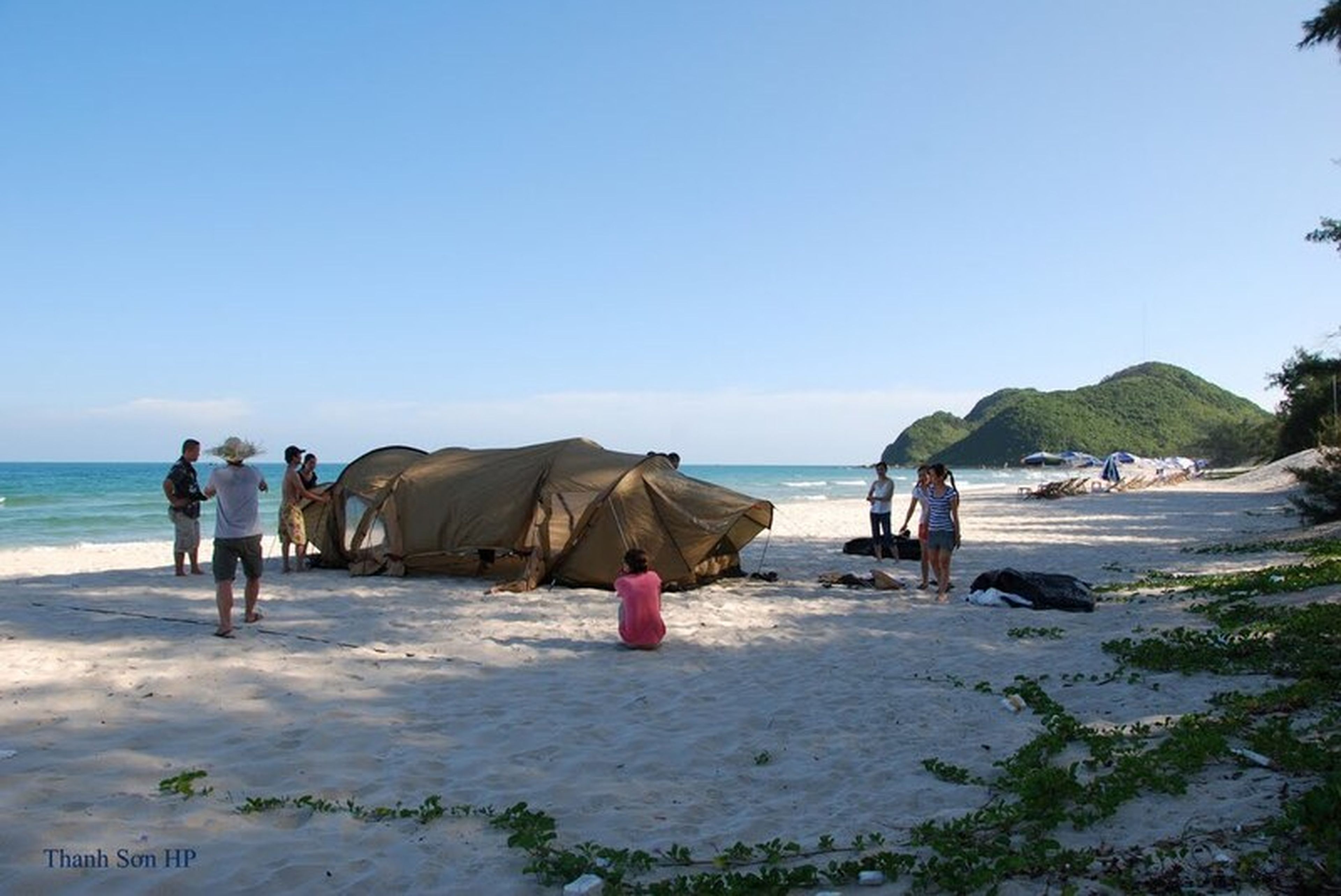 Bãi tắm Sơn Hào Quan Lạn, thiên đường biển hoang sơ với bãi đá tròn độc đáo - Hình 4