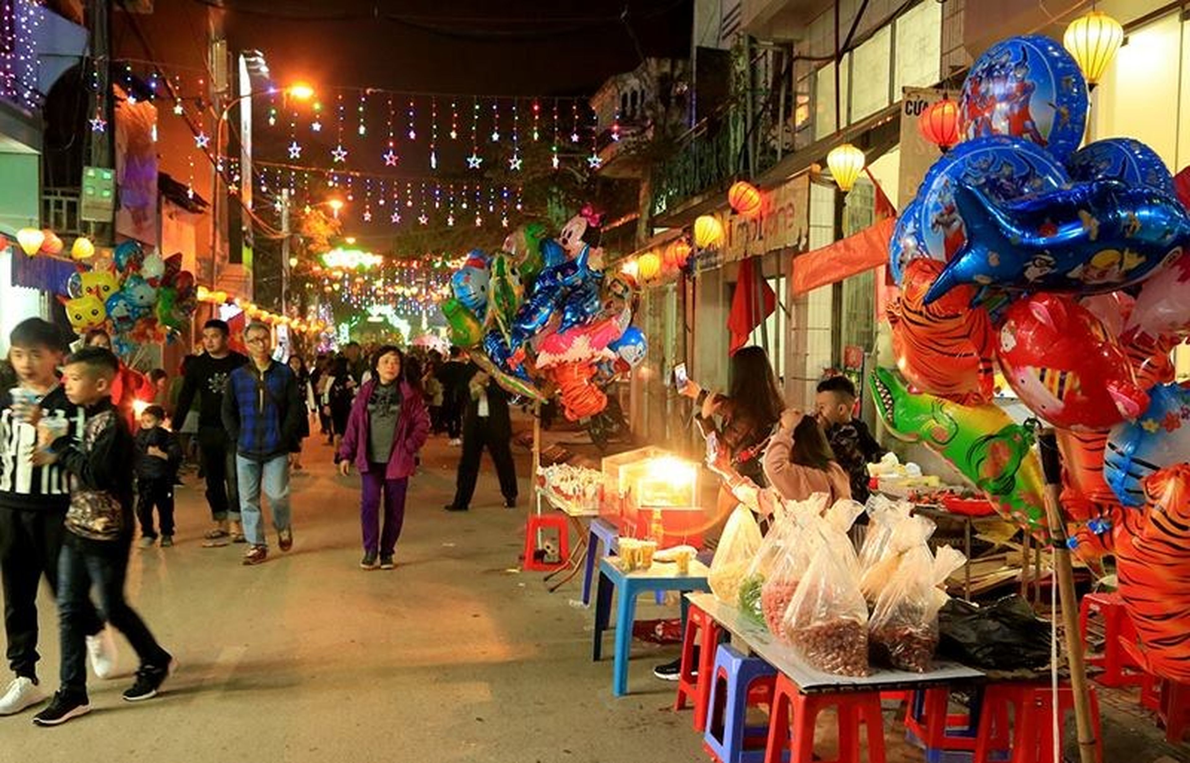 색채로 가득한 띠엔옌 보행자 거리 산책 - Hình 5