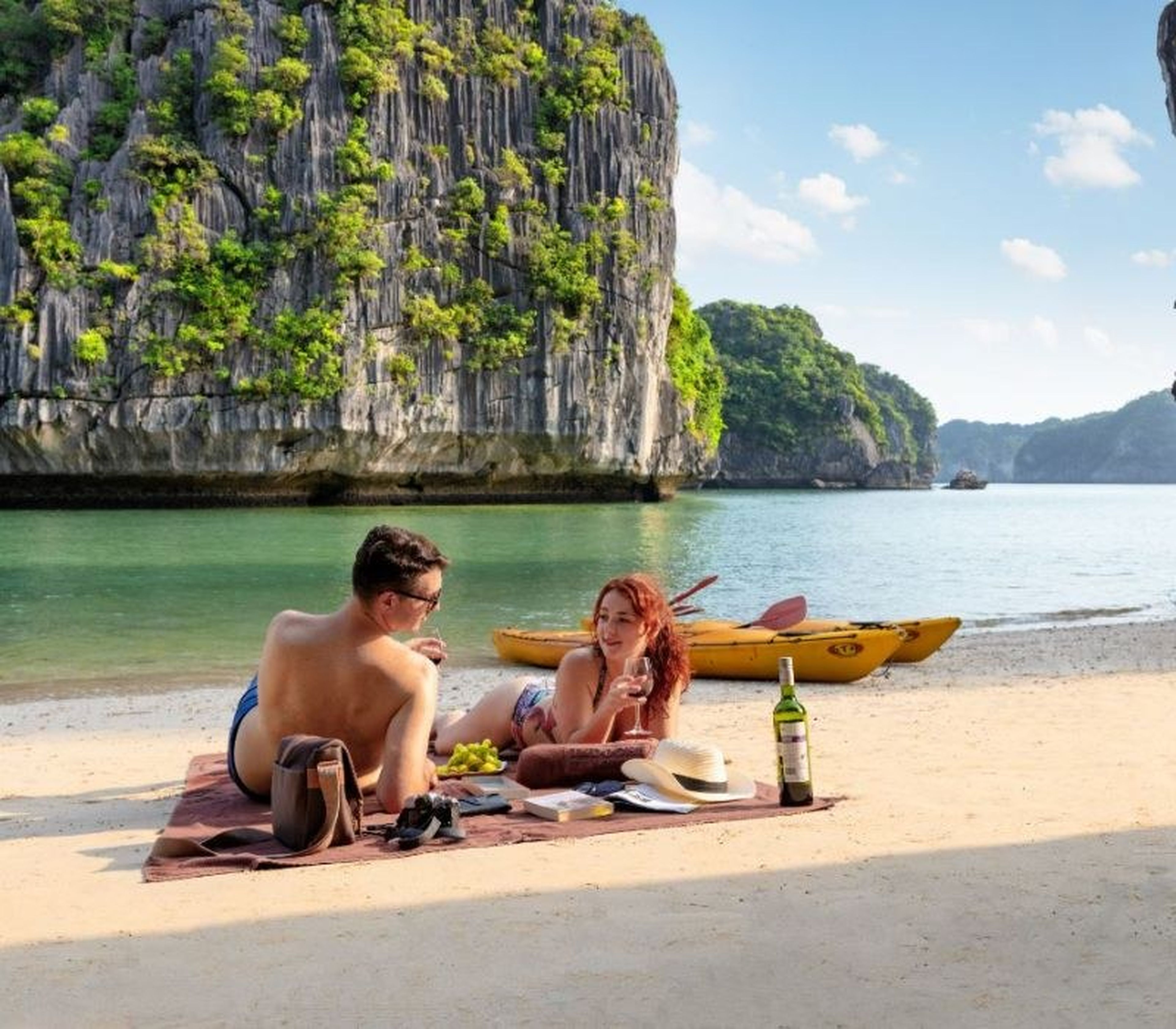 Top 10 bãi biển Hạ Long đẹp nhất bạn không nên bỏ lỡ - Hình 6