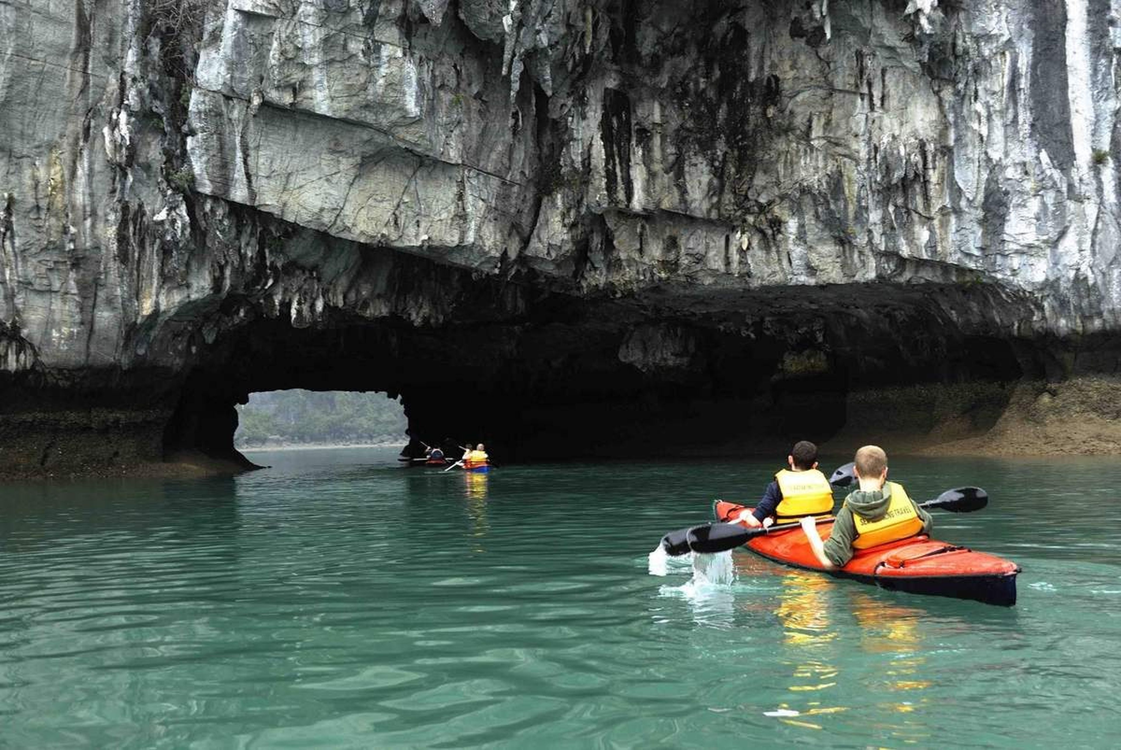 Hang Luồn Hạ Long – Chốn tiên cảnh nơi Vịnh Lan Hạ - Hình 7