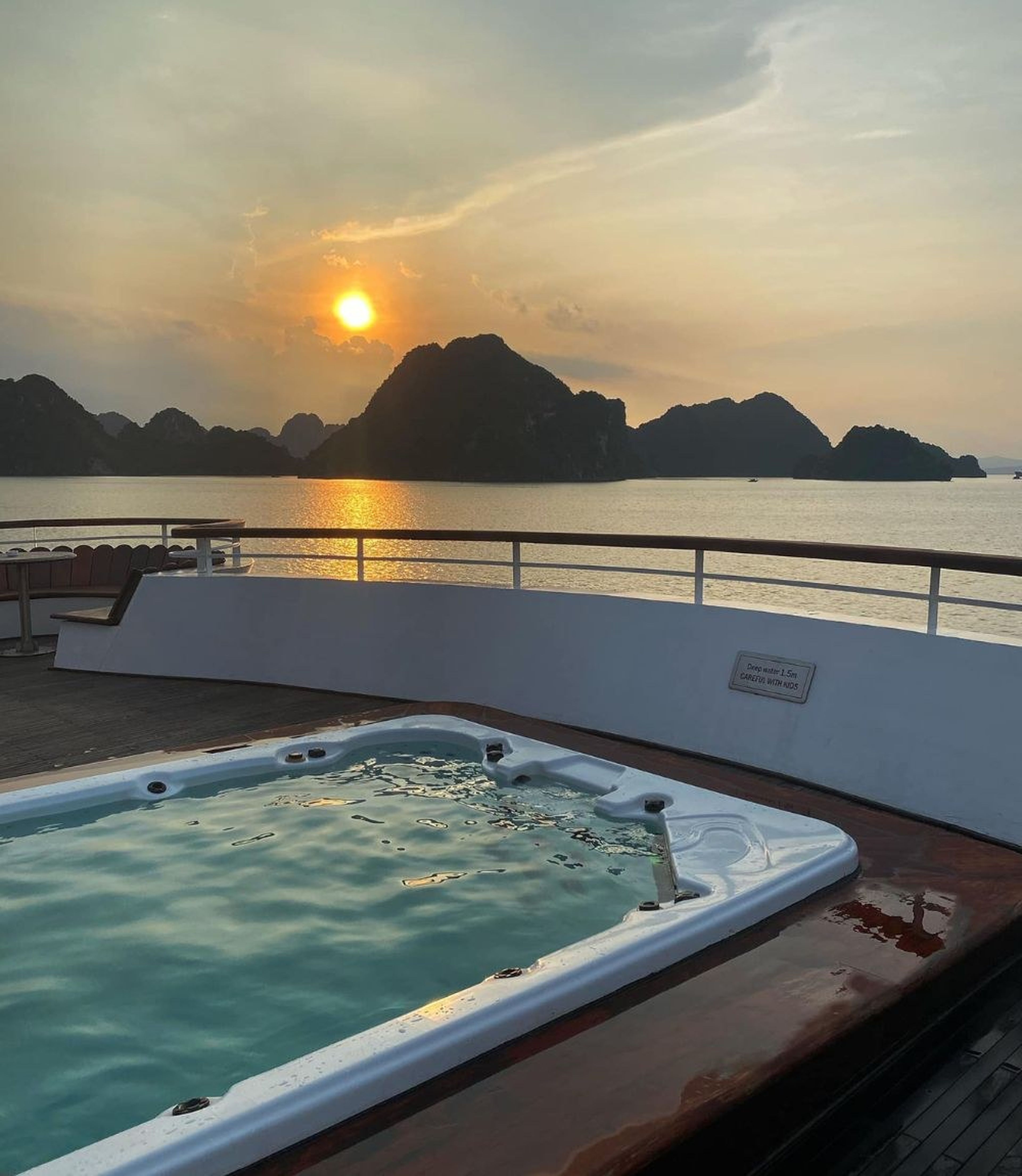 Đến Vịnh Hạ Long, kì quan di sản thế giới cùng cô nàng Thu Thảo - Hình 2