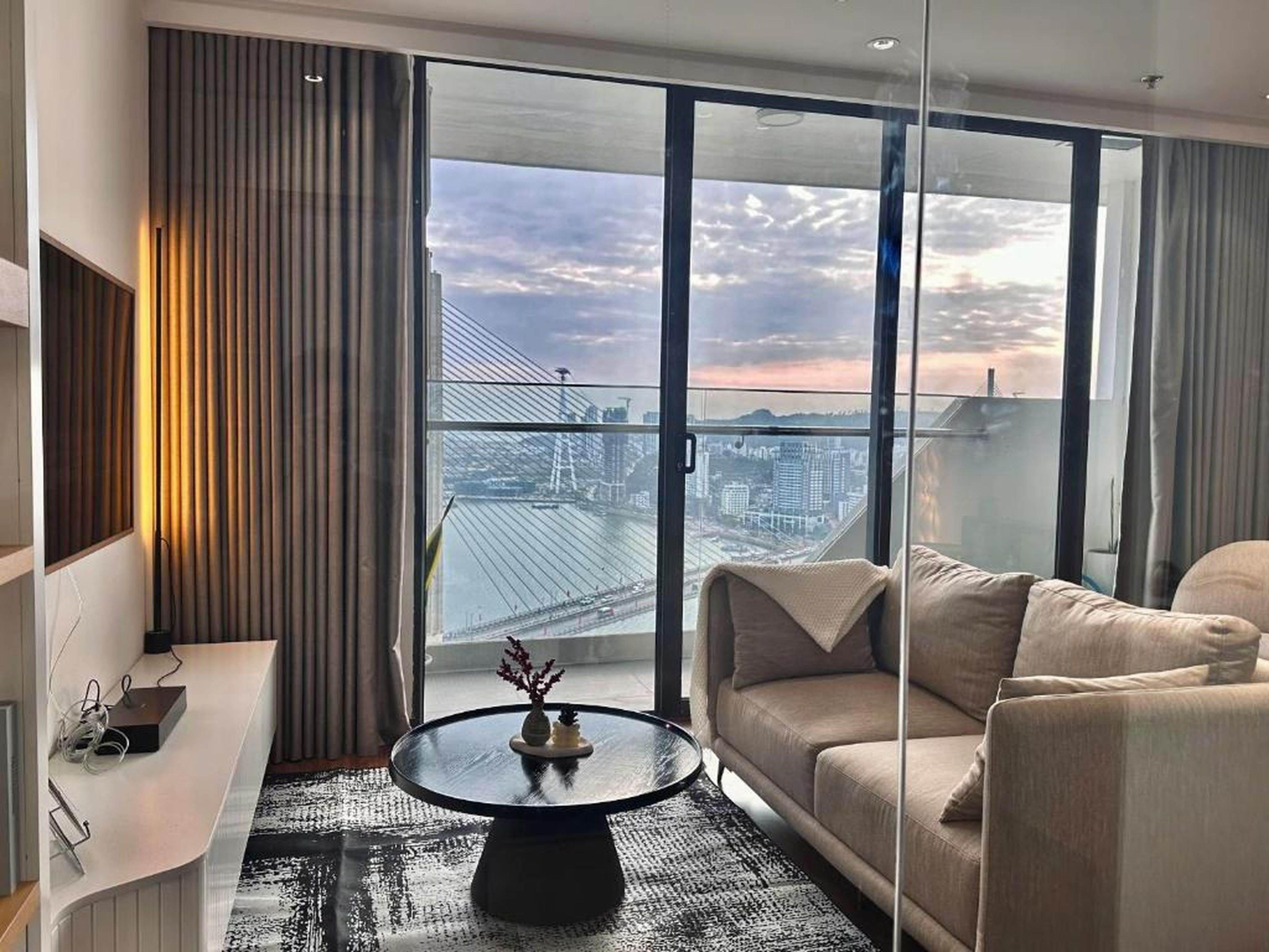 Apartment on 20th & 31st floor, Bai Chay Bridge & Ha Long Bay view - Hình 30