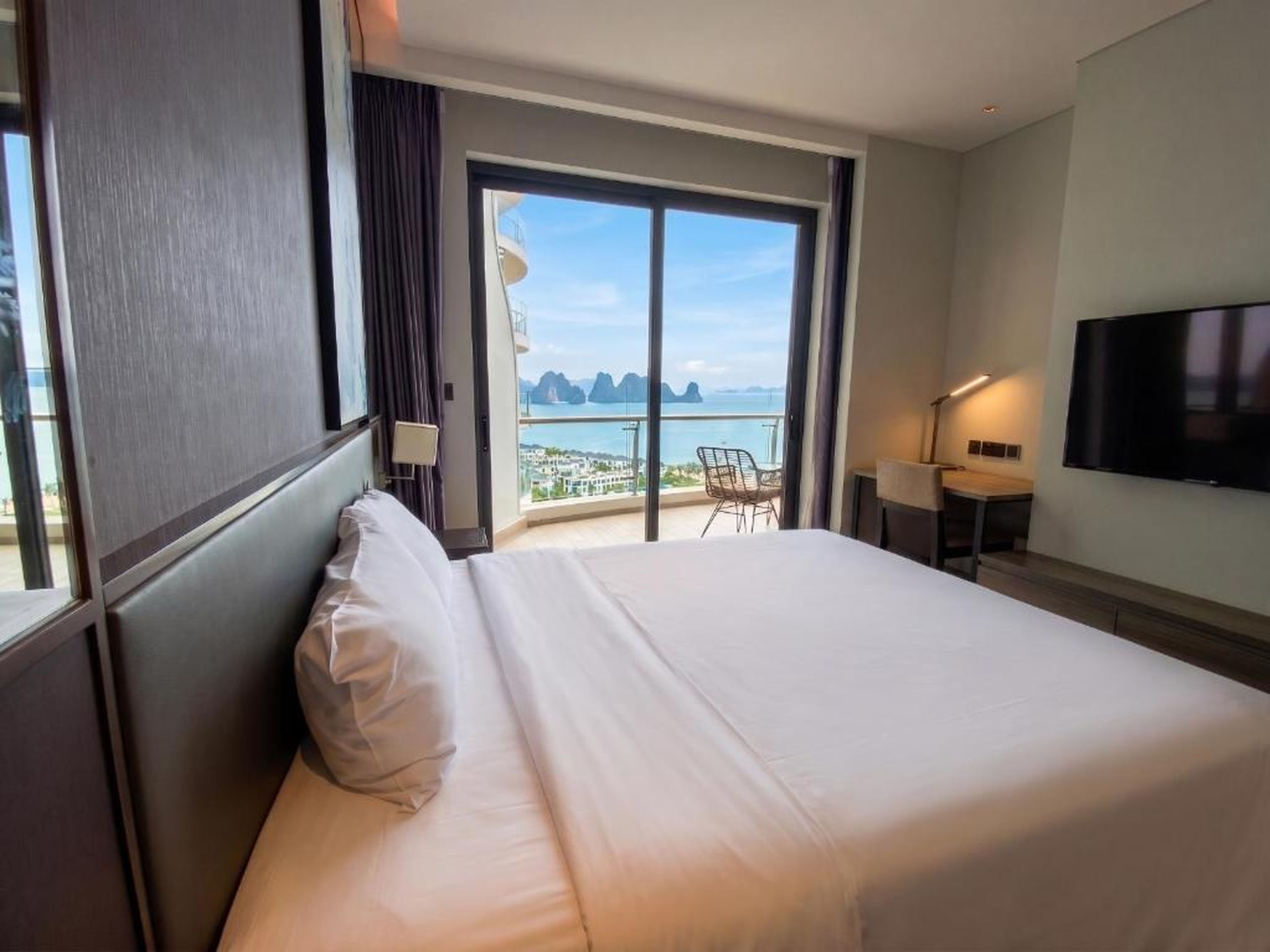 Residence By the Ha Long Beach Citadines Marina 1BR - Hình 5