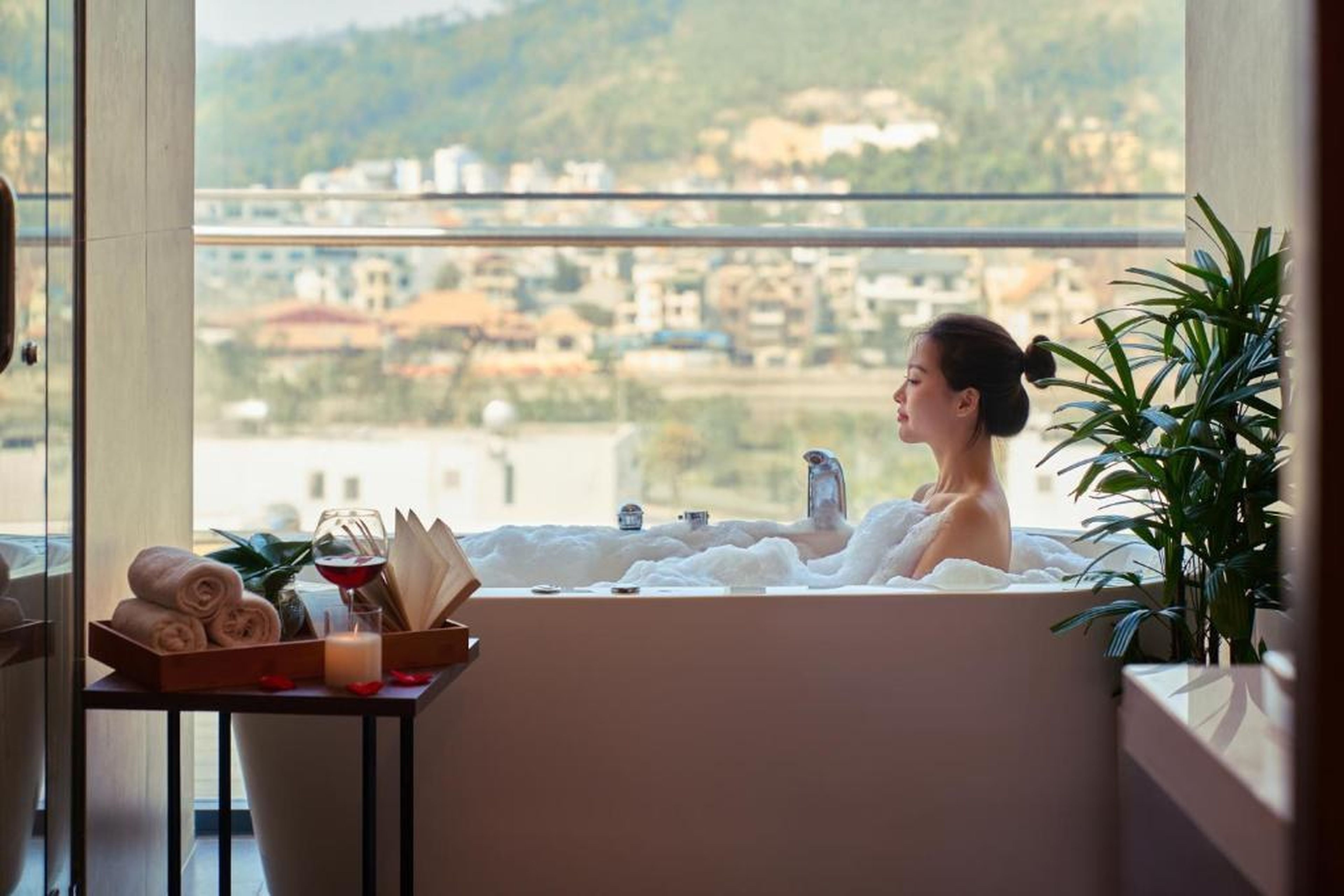DeLaSea Ha Long Hotel - Modern Bayview Escape - Hình 23