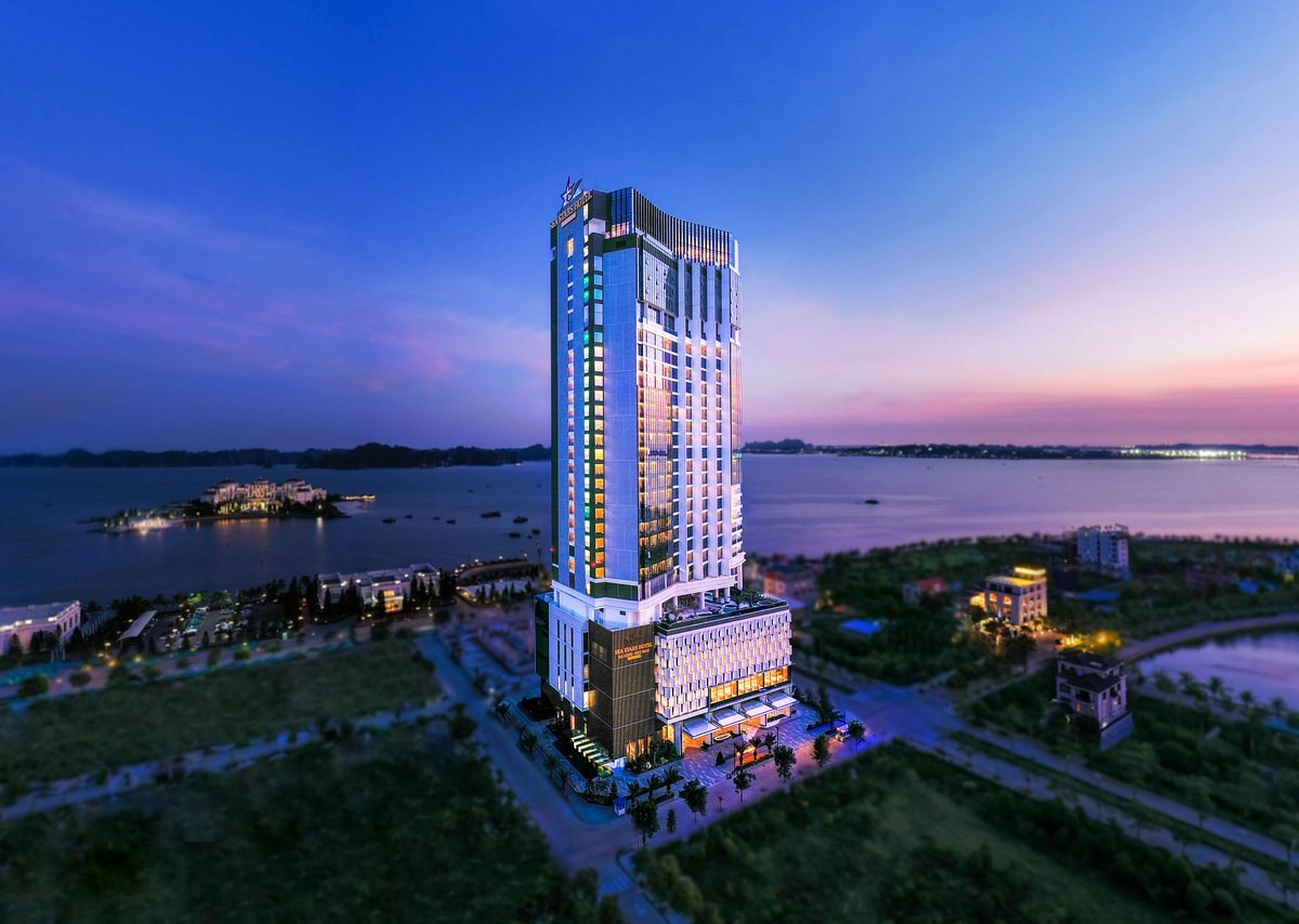 Khám phá kỳ quan thiên nhiên Vịnh Hạ Long với 6 combo “giá hời” - Hình 4