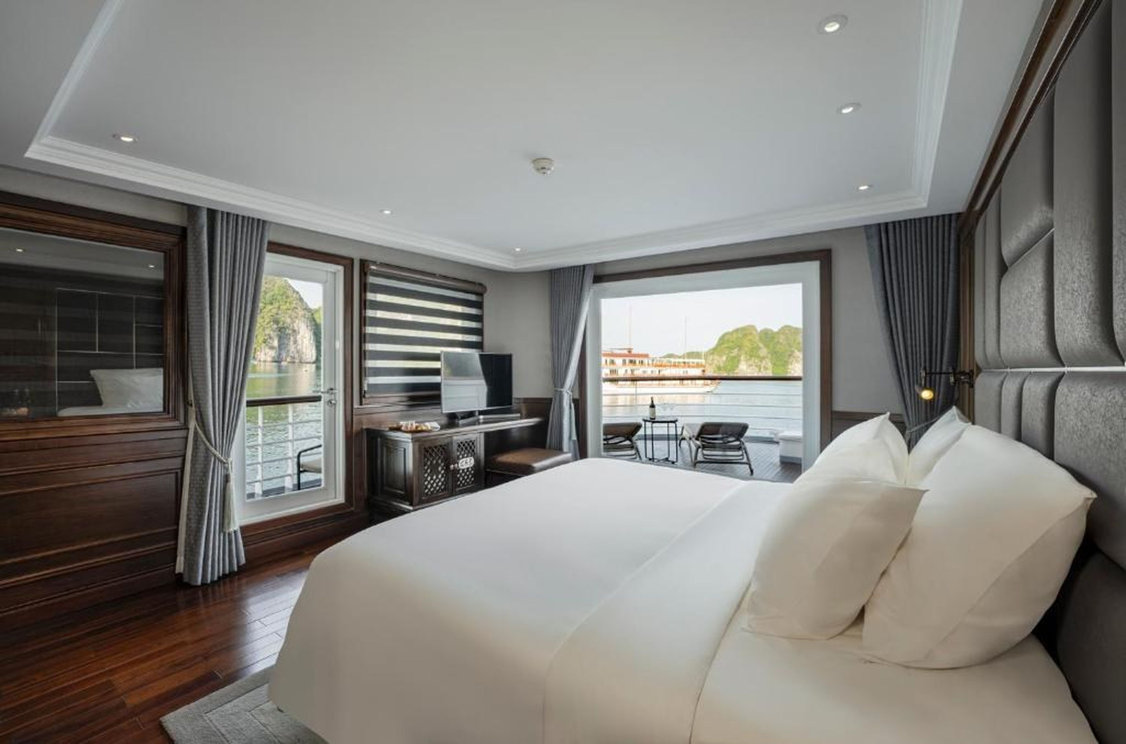 Top 5 luxurious Ha Long Bay cruise packages ideal for exploring the heritage bay - Hình 6
