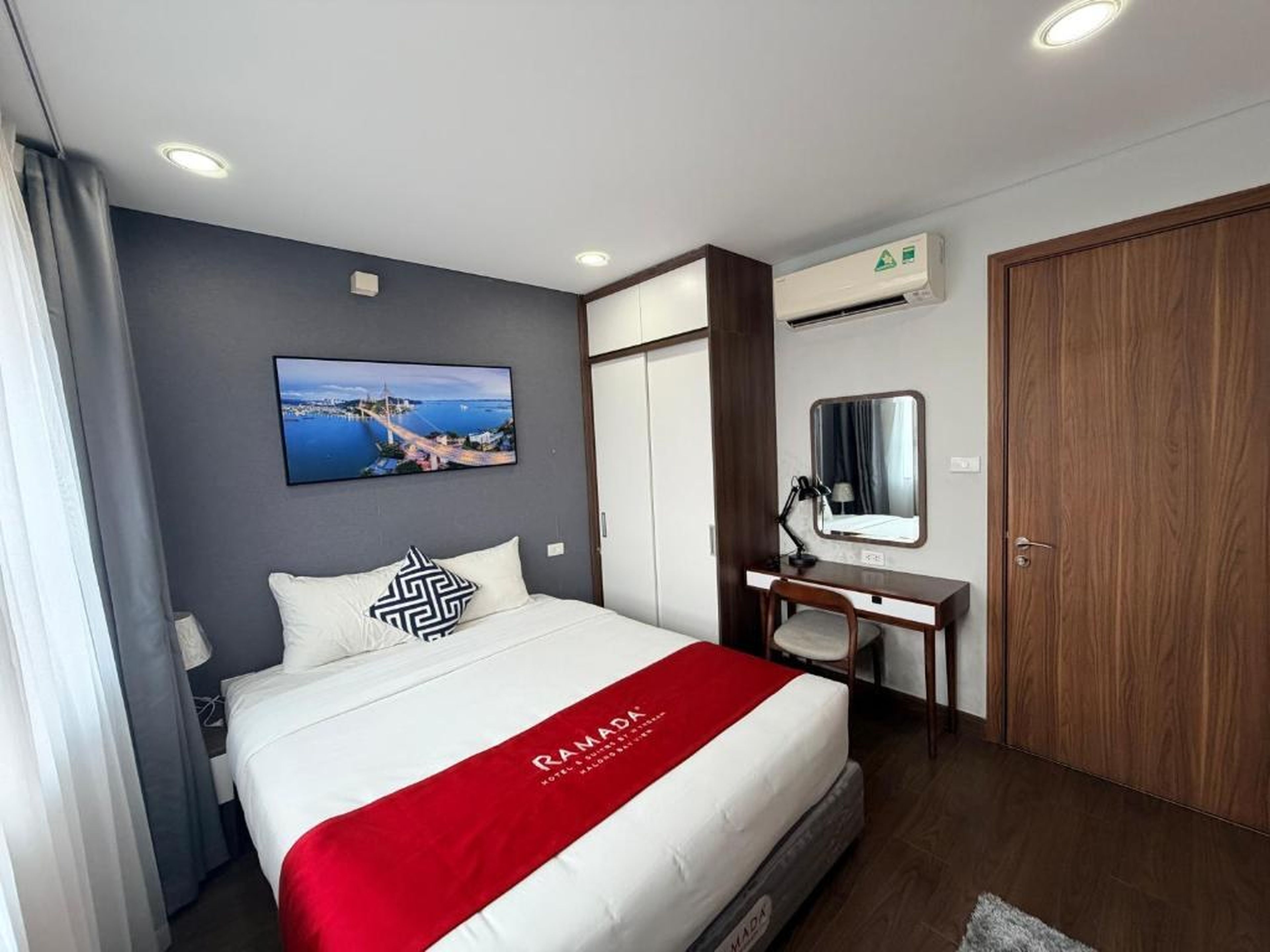 Ha Long 2BR Apartment - Spacious & Modern - Near Center - Hình 7