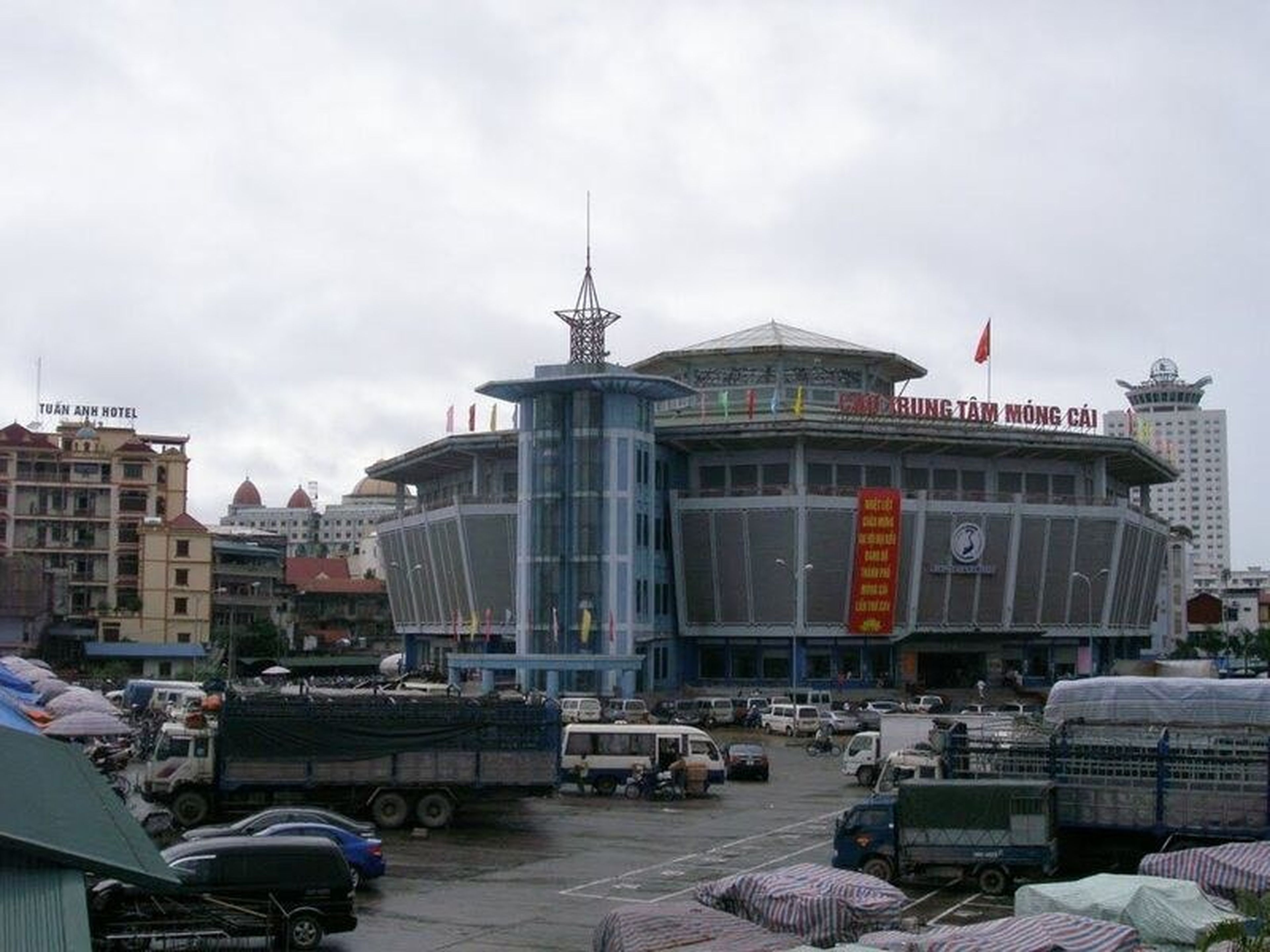 Chợ Móng Cái thiên đường mua sắm giá sỉ ở Quảng Ninh - Hình 1