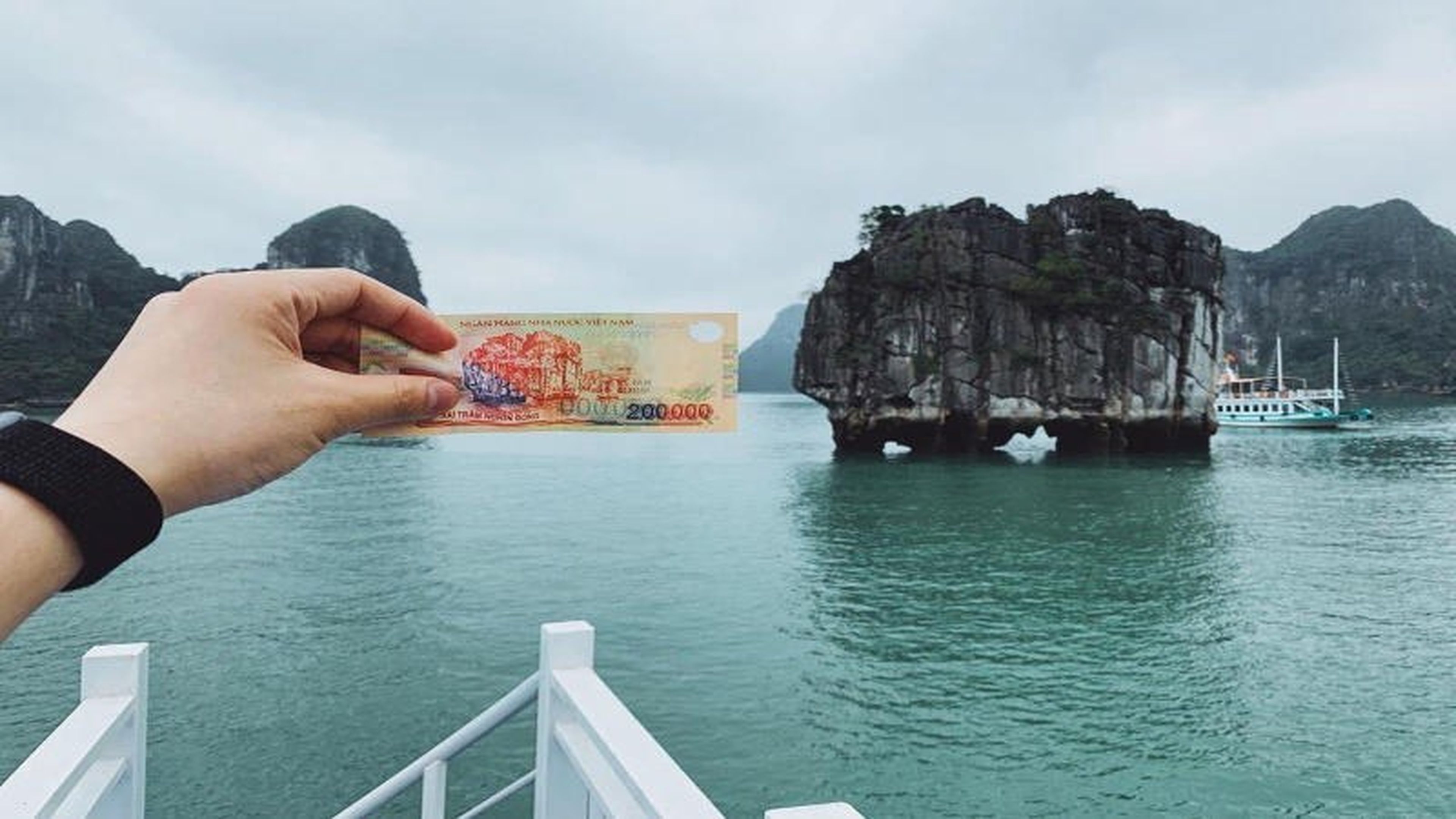 Chiêm ngưỡng tuyệt tác Hòn Đinh Hương trên vịnh Hạ Long - Hình 2