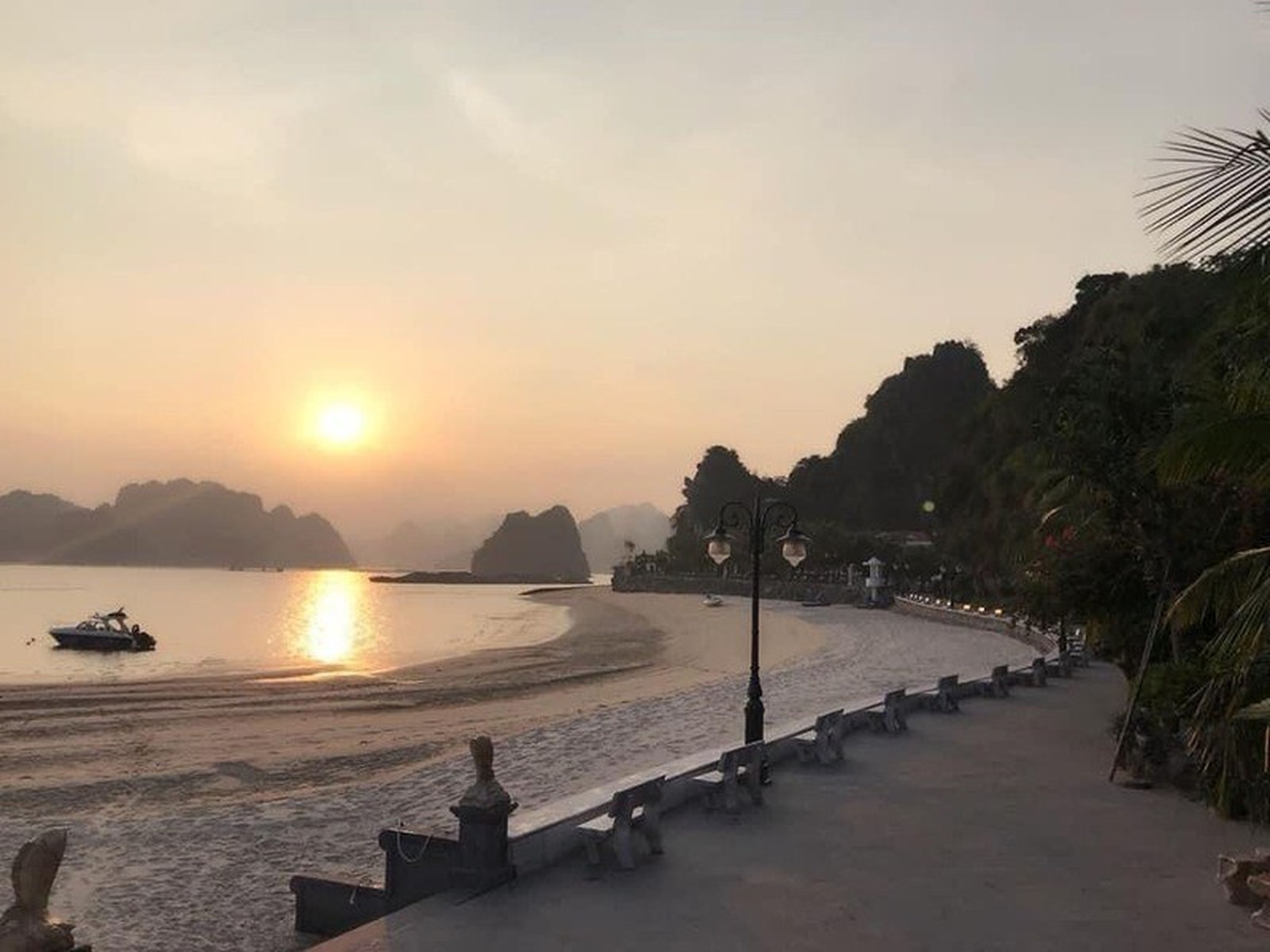 Bãi tắm Lương Ngọc Cẩm Phả yên bình giữa vịnh Bái Tử Long - Hình 1