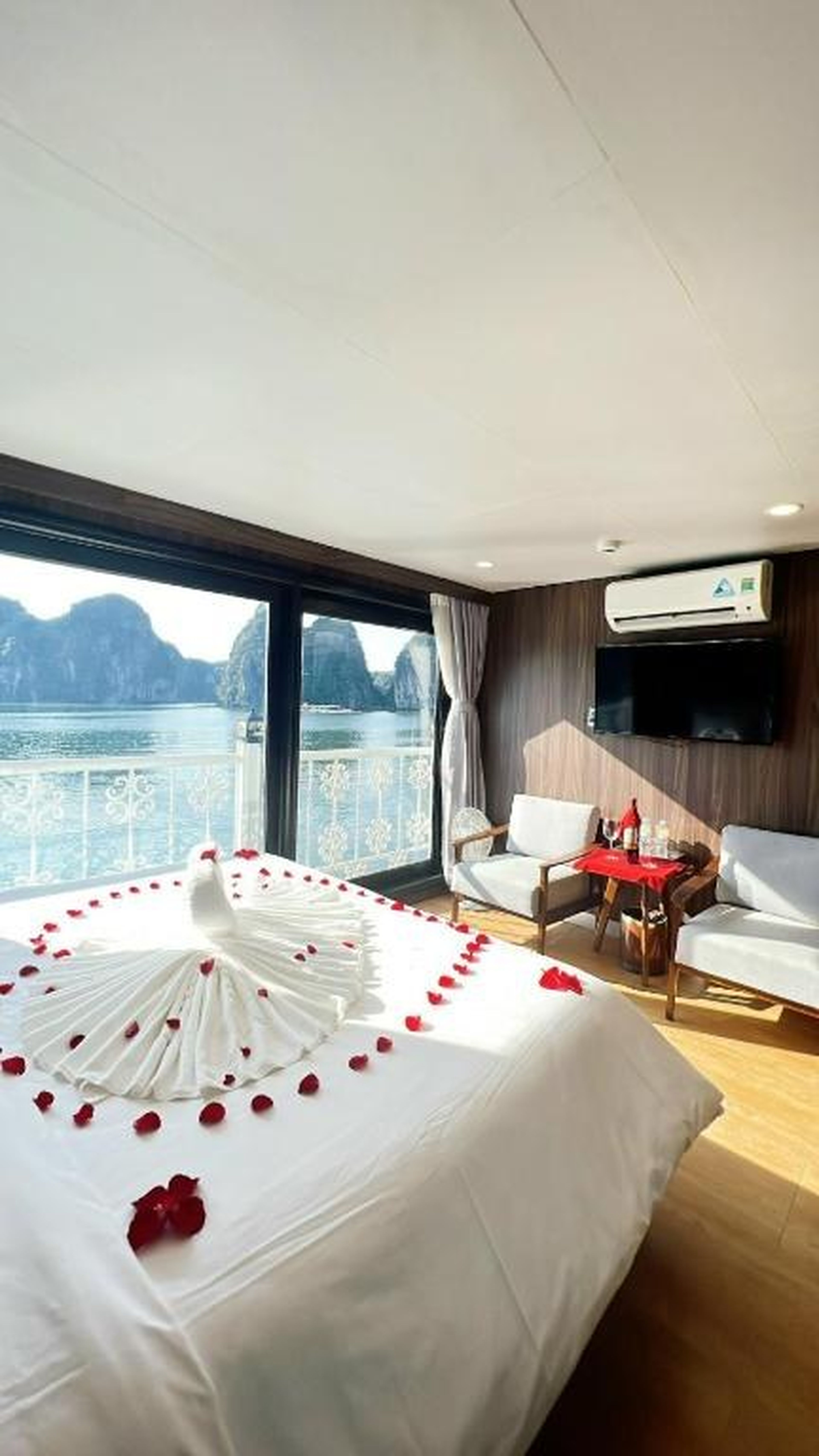 UniCharm Cruise - Hidden Route 2 Bays & Viet Hai village - Hình 1