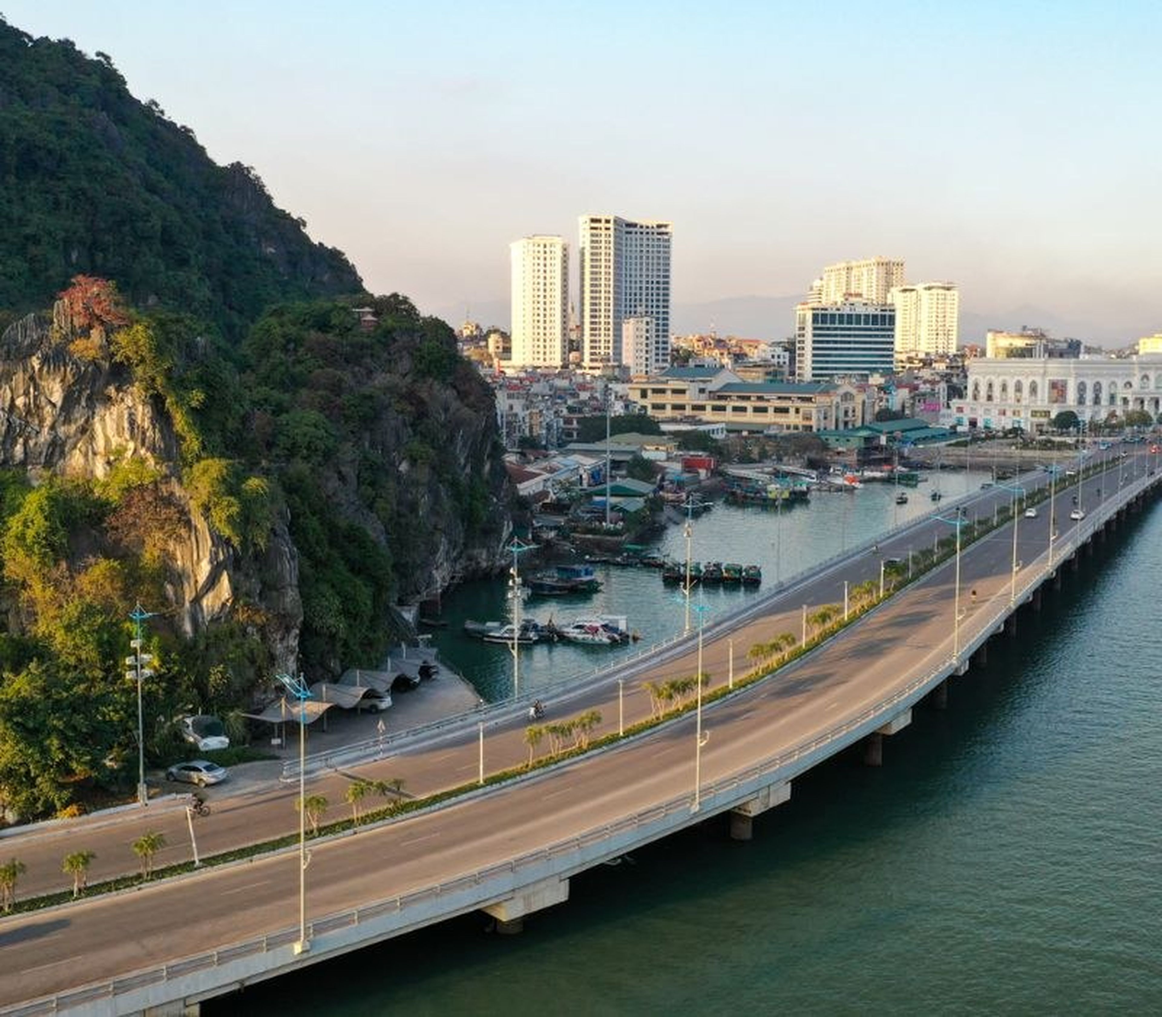 Cung đường bao biển Trần Quốc Nghiễn triệu đô đẹp nhất Hạ Long có gì? - Hình 7