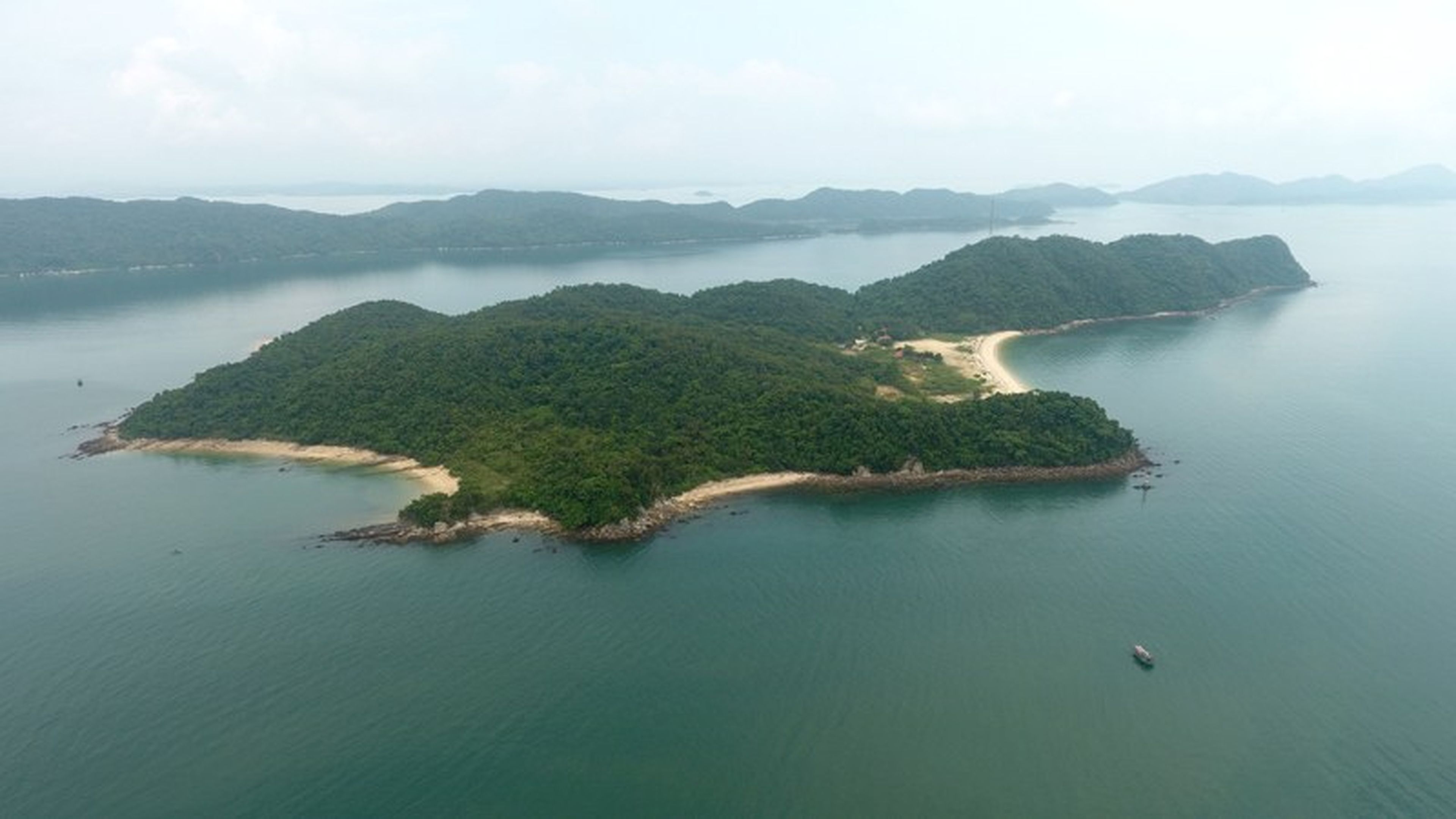 Đảo Đá Dựng, viên ngọc thô giữa lòng Quảng Ninh - Hình 4
