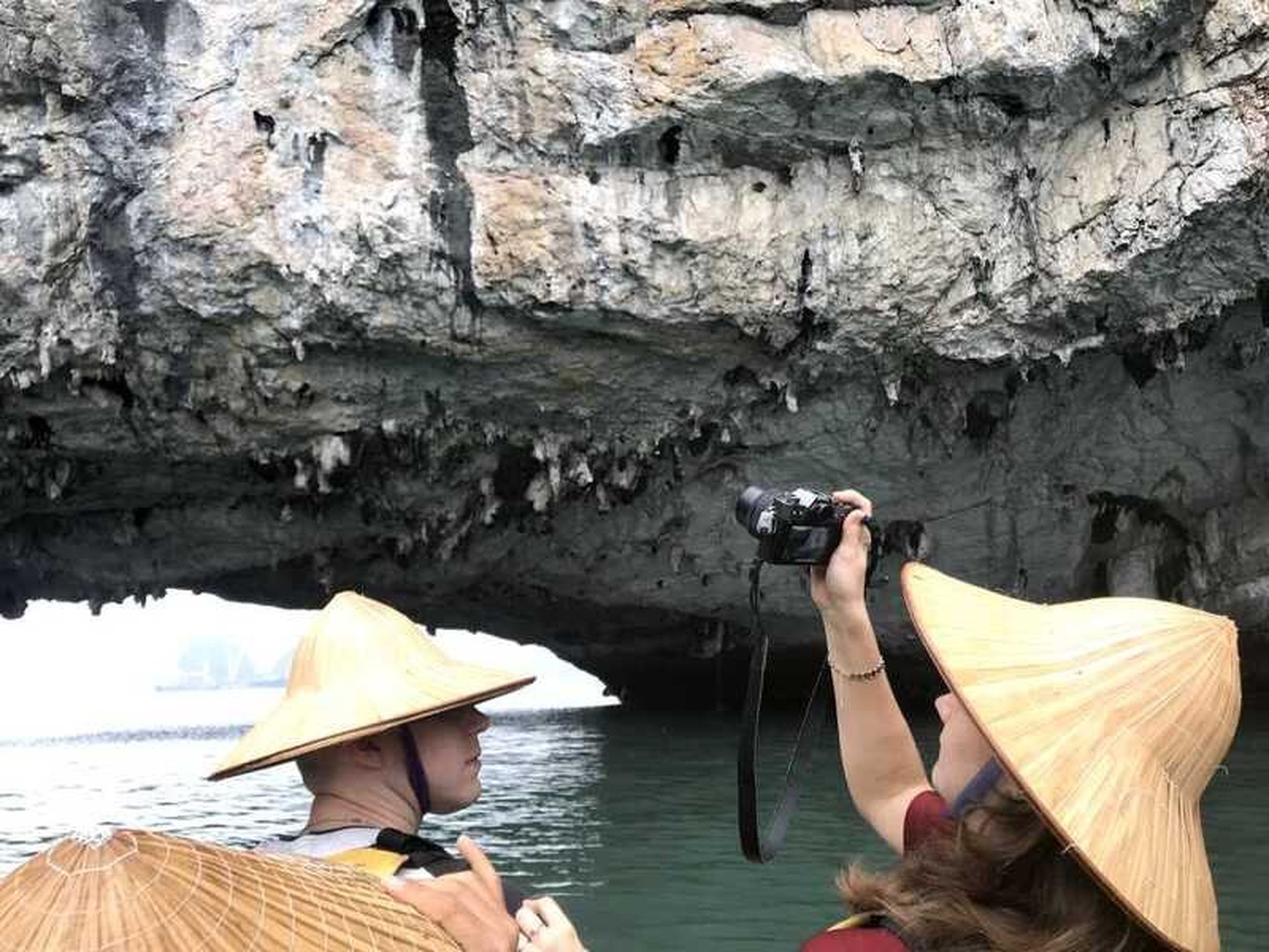 Hang Luồn Hạ Long – Chốn tiên cảnh nơi Vịnh Lan Hạ - Hình 8