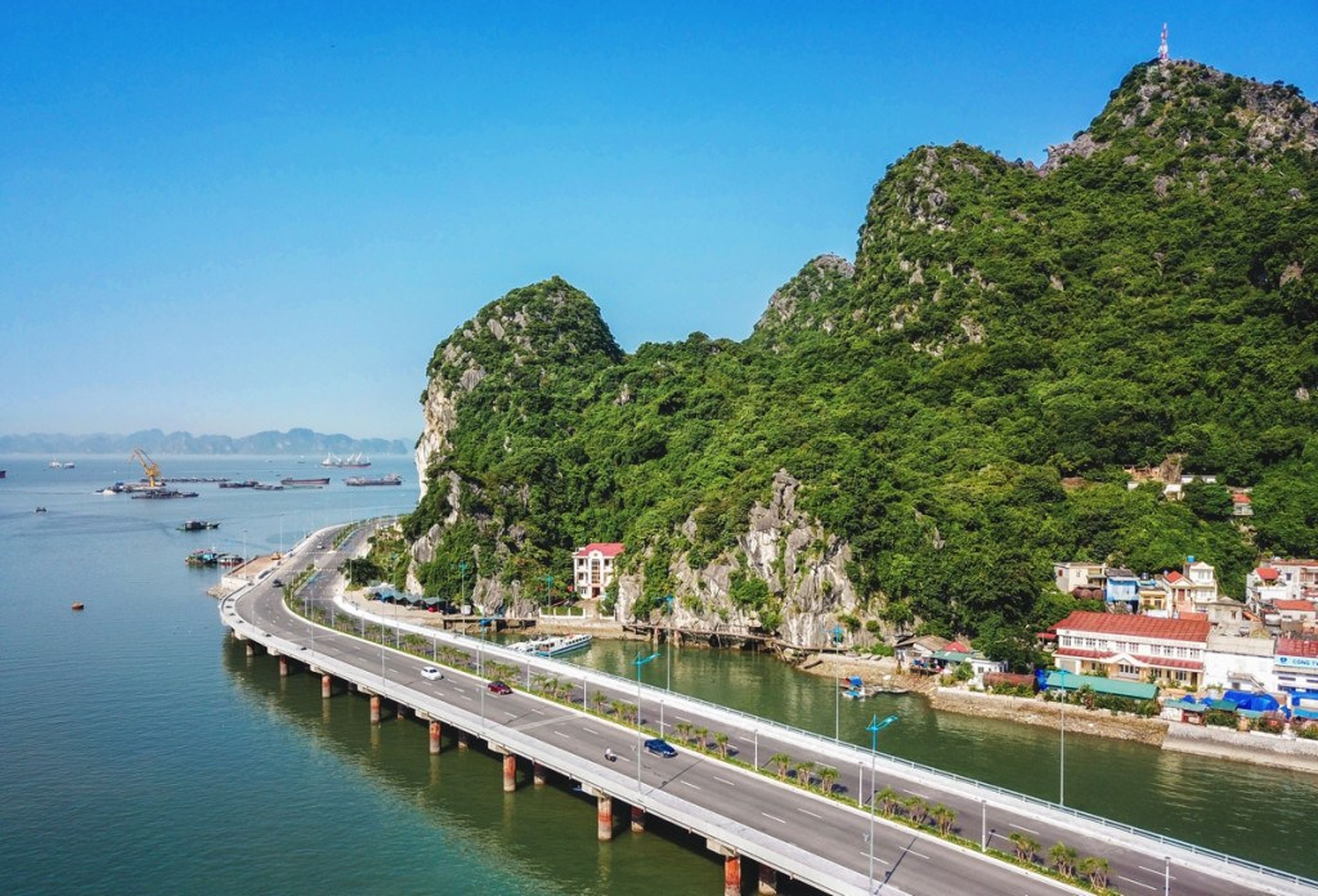 Ha Long Travel: Convenient Transportation and Getting Around Tips - Hình 4