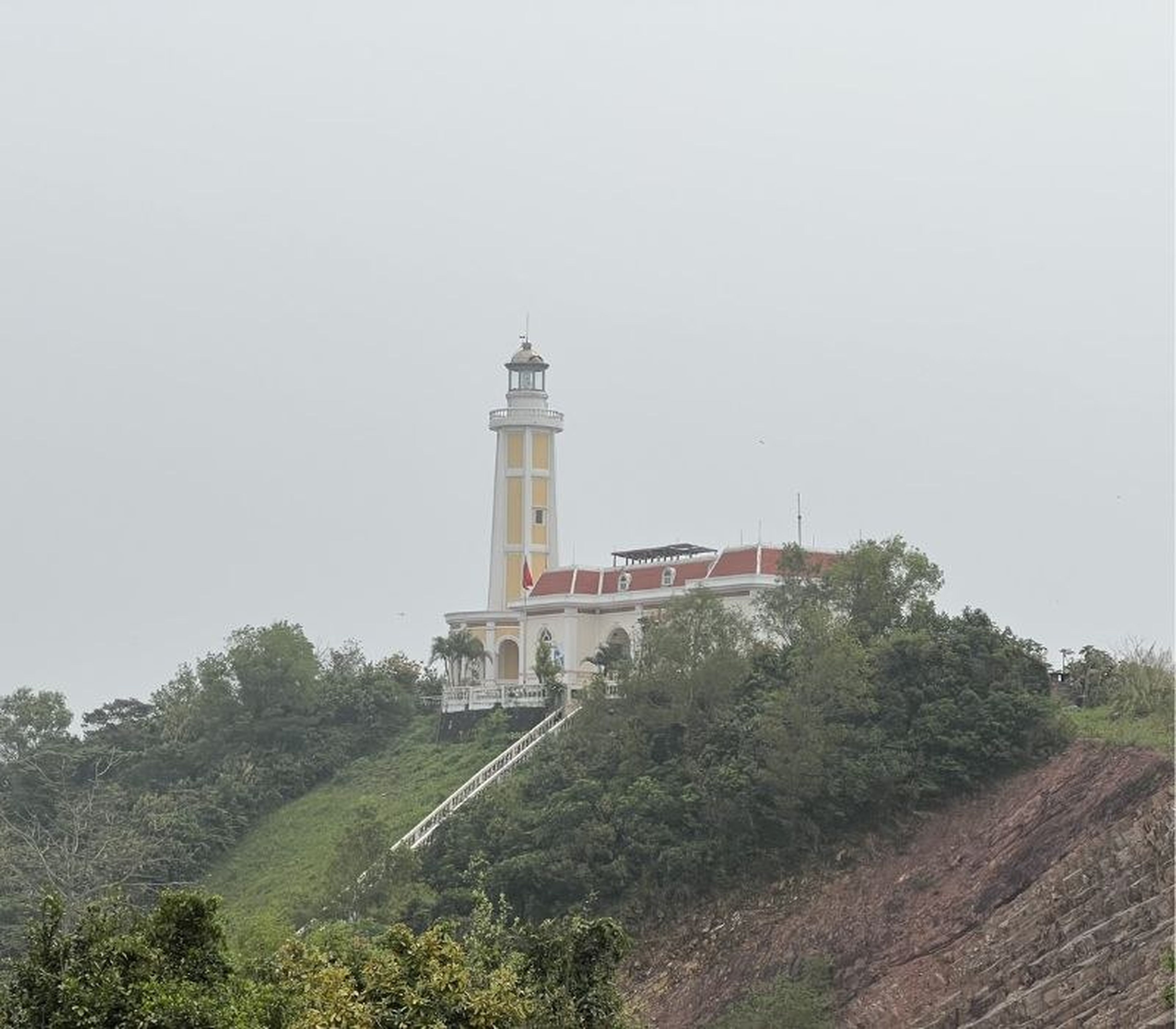 Khám phá Đảo Vĩnh Thực đầy nắng và gió ở Quảng Ninh - Hình 5