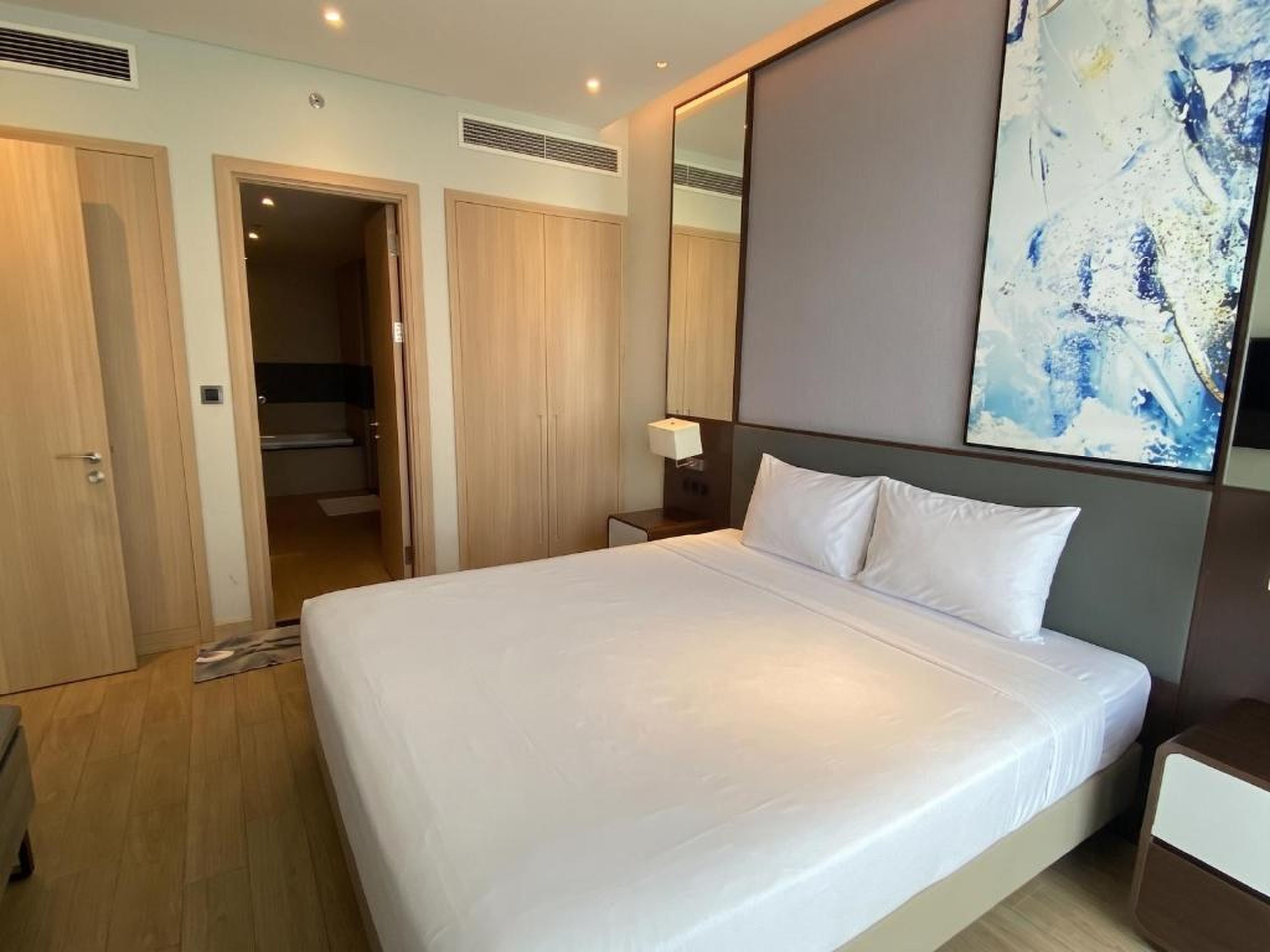 Residence By the Ha Long Beach Citadines Marina 1BR - Hình 26