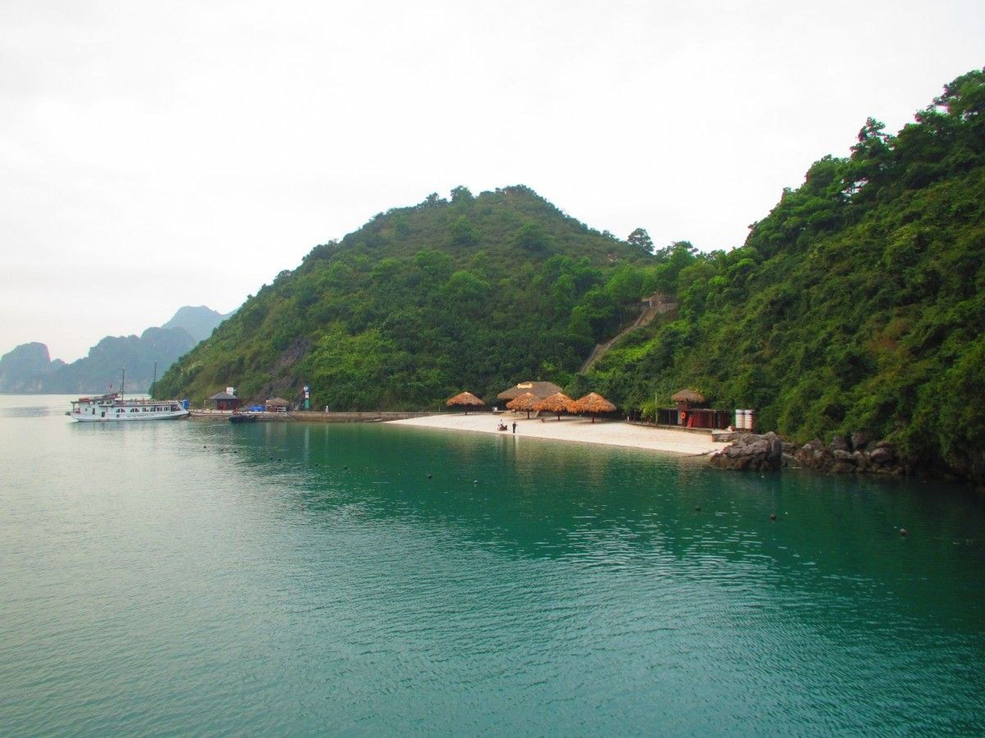 Đảo Soi Sim - Khám phá vẻ đẹp hoang vu giữa lòng Di sản vịnh Hạ Long - Hình 2