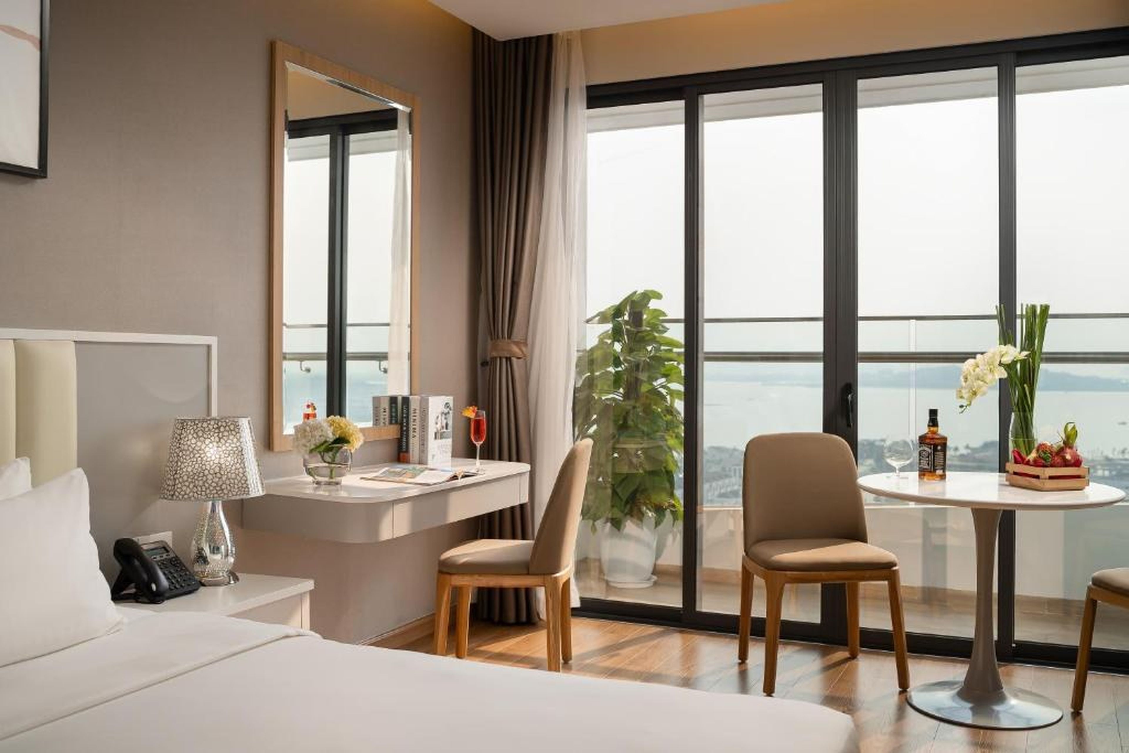 DeLaSea Ha Long Hotel - Modern Bayview Escape - Hình 19