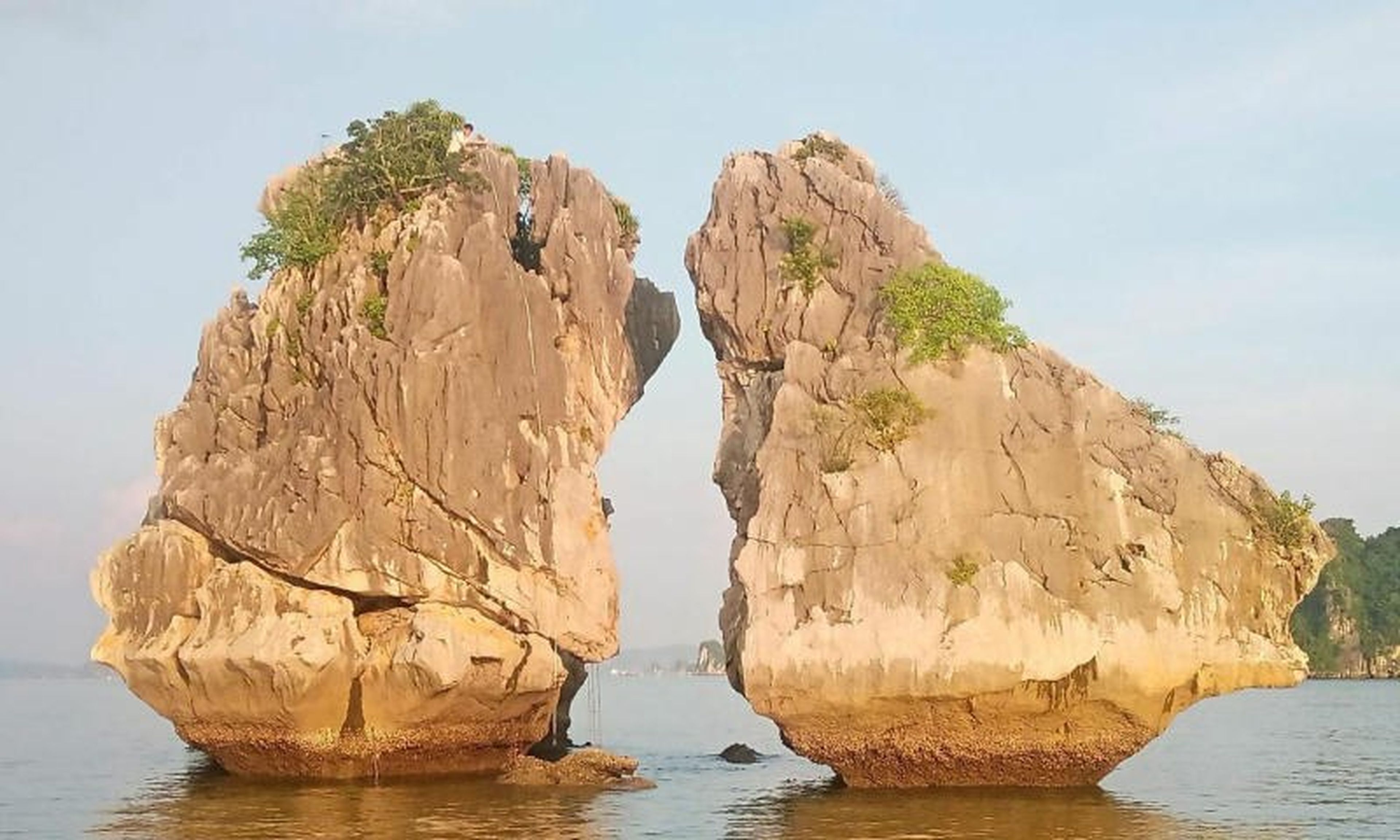 Hòn Trống Mái và câu chuyện bí ẩn đằng sau địa danh này - Hình 1
