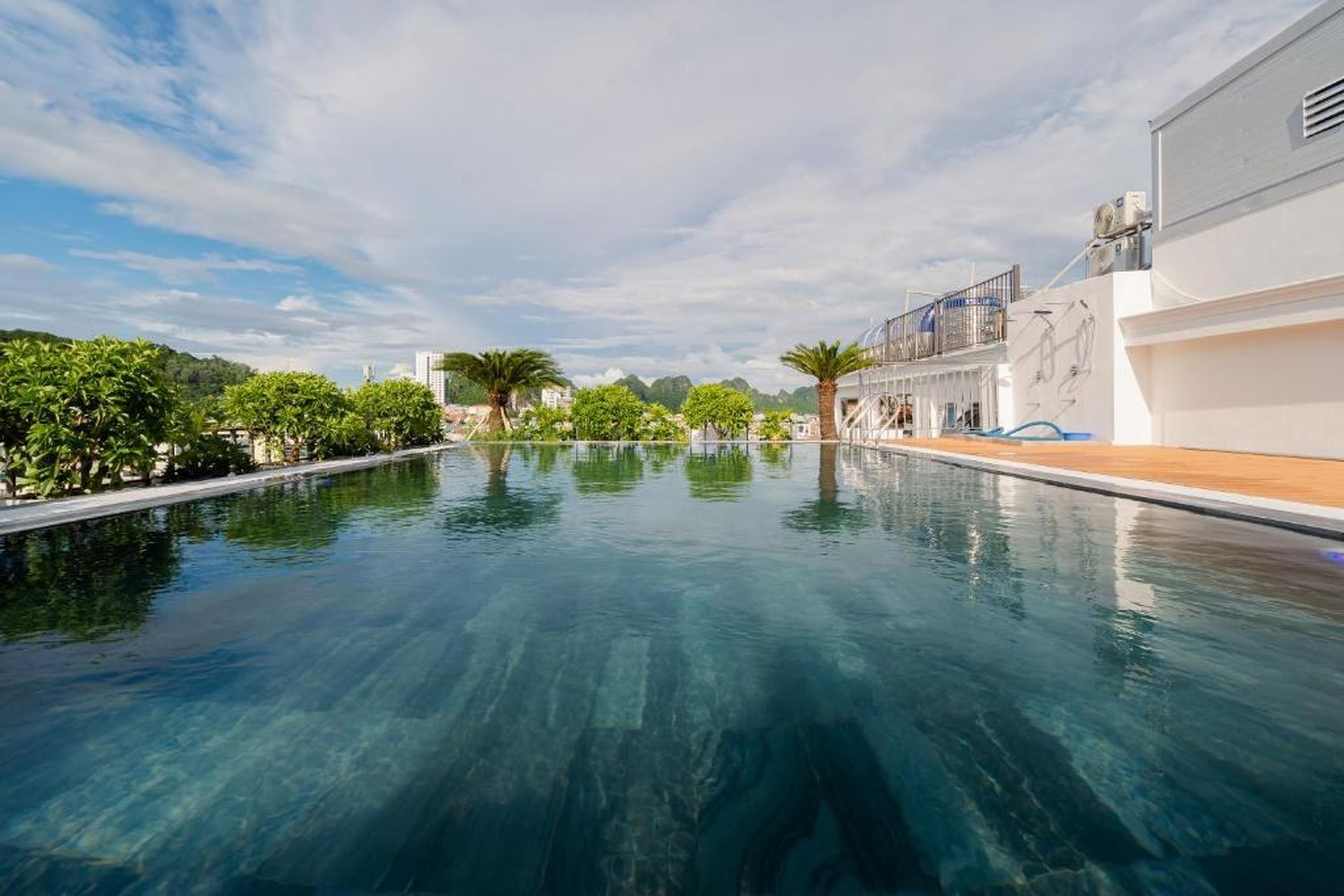 River Way Hotel Ha Long - 500m to Beach - Hình 11