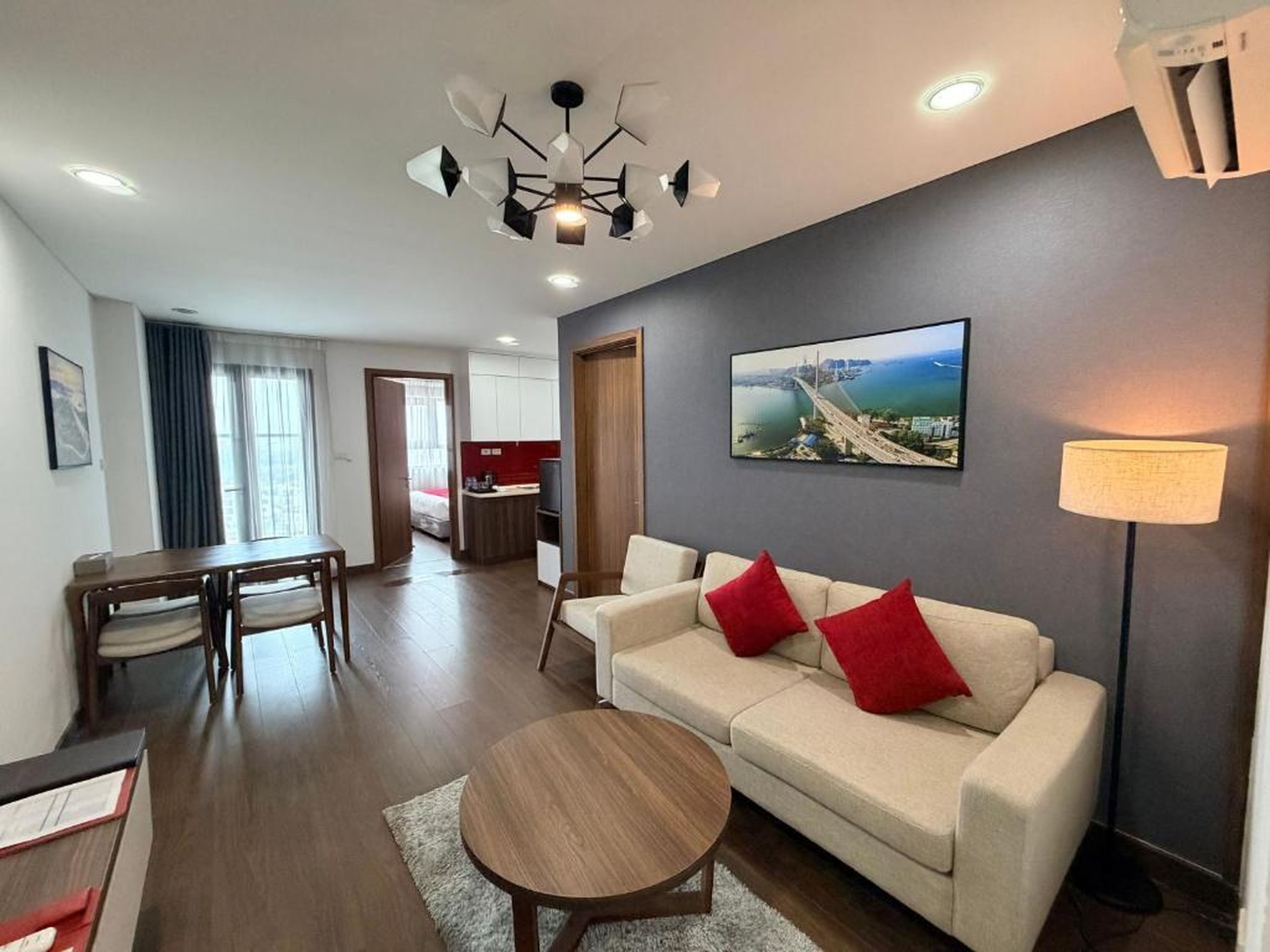 Ha Long 2BR Apartment - Spacious & Modern - Near Center - Hình 12