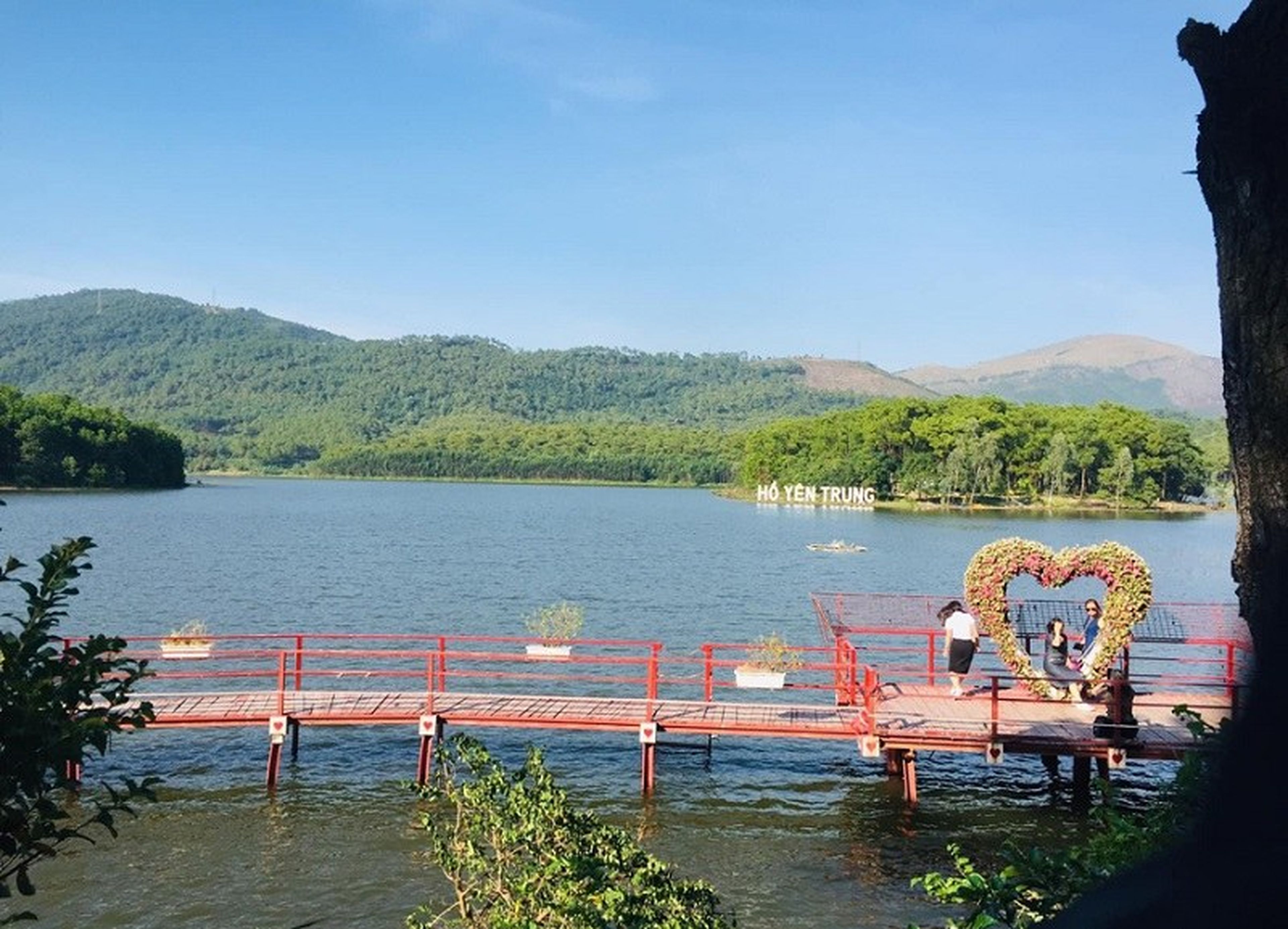 Yên Trung Lake Exudes a Relaxed Weekend Ambiance - Hình 8