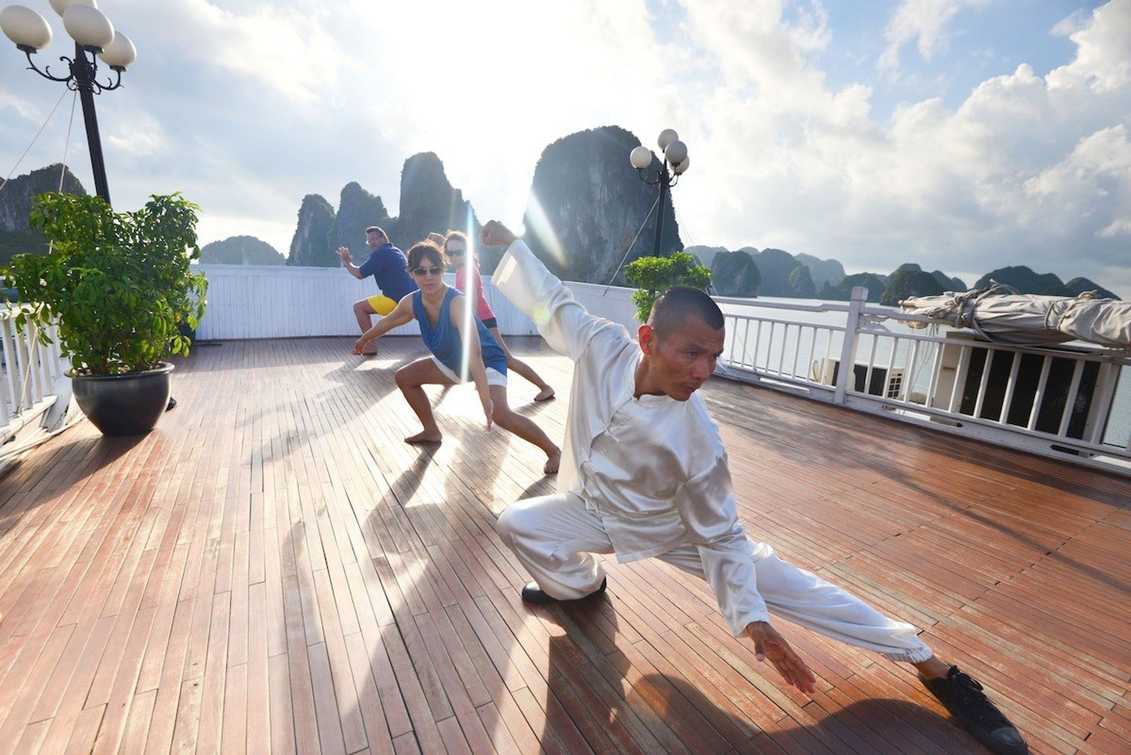 Du thuyền Signature Royal Hạ Long: Khám phá vịnh kỳ quan trên con tàu gỗ sang trọng - Hình 17