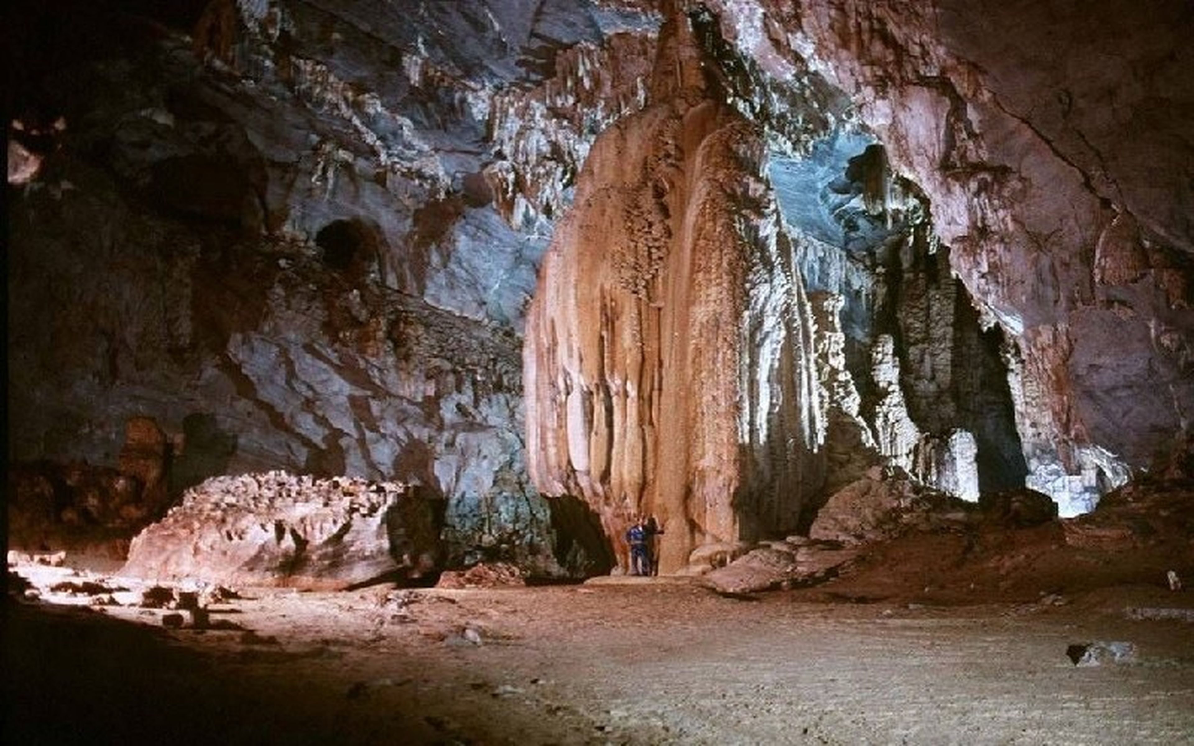 Khám phá hang Đầu Gỗ huyền bí giữa lòng vịnh Hạ Long - Hình 7