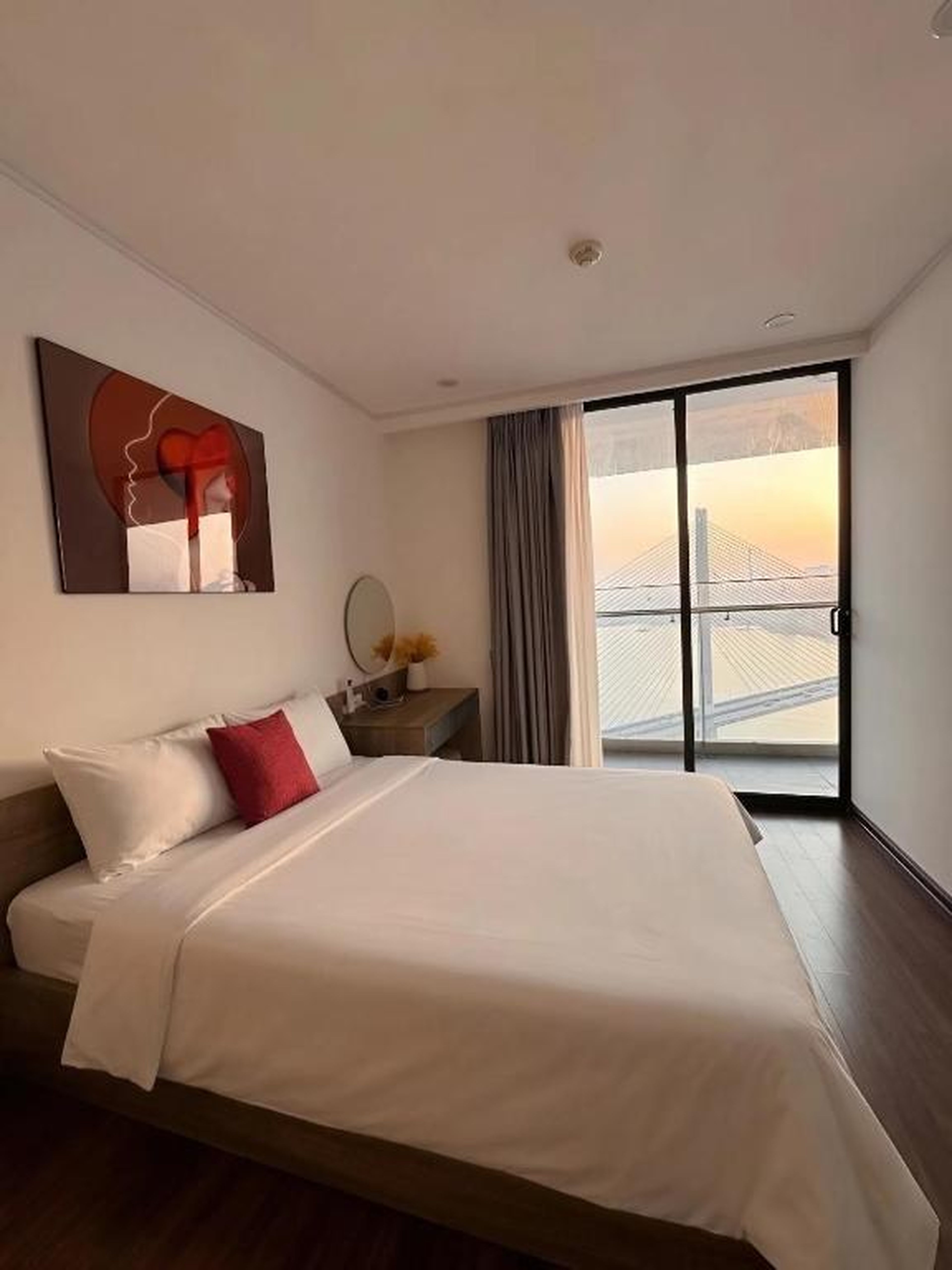 Family - Friendly 2BR Sea View Apartment - Green Diamond Ha Long - Hình 10